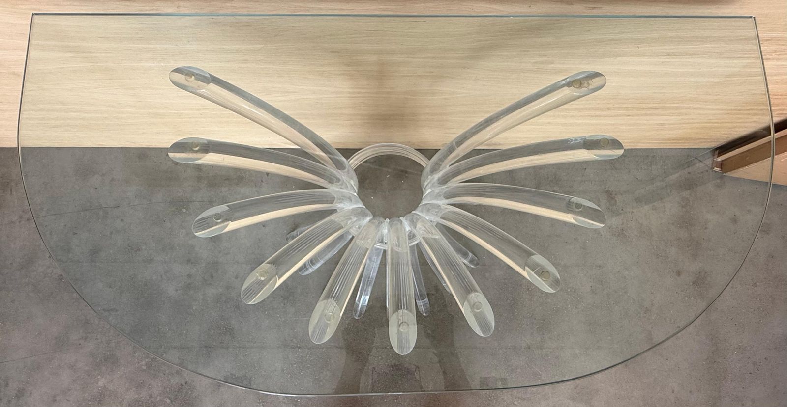 Console demi-lune, pied central en Lucite, plateau en verre transparent photo vinterior