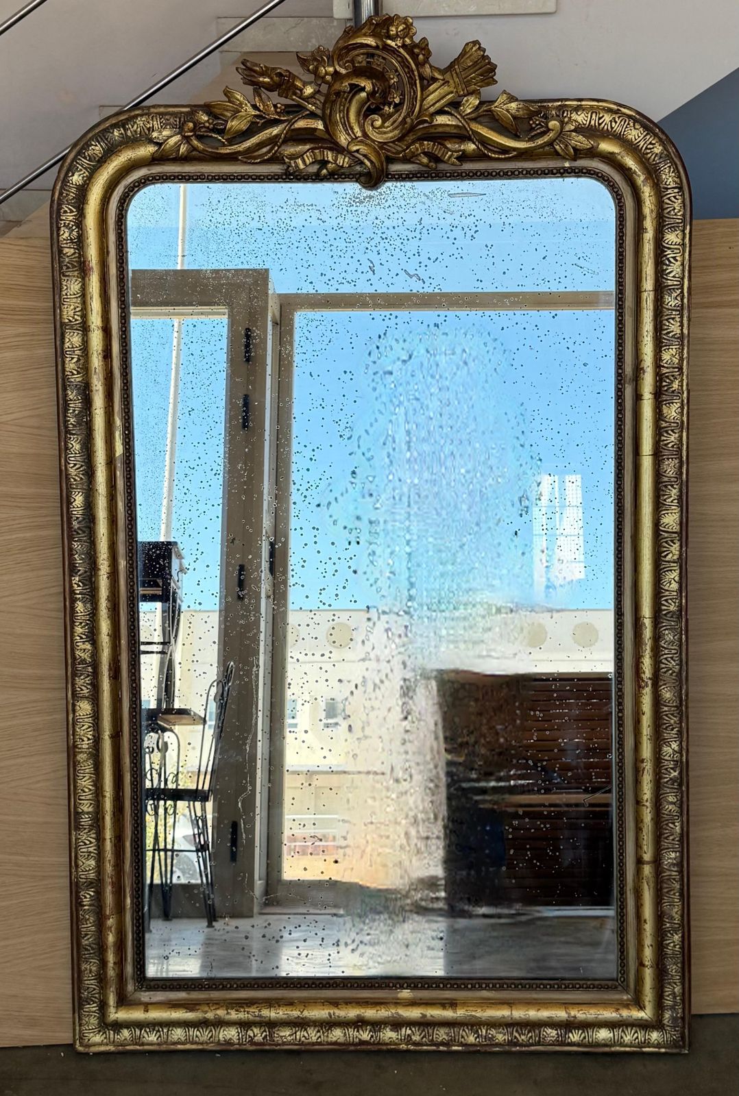Grand miroir vertical doré à fronton floral, France, XIXe siècle photo furniture