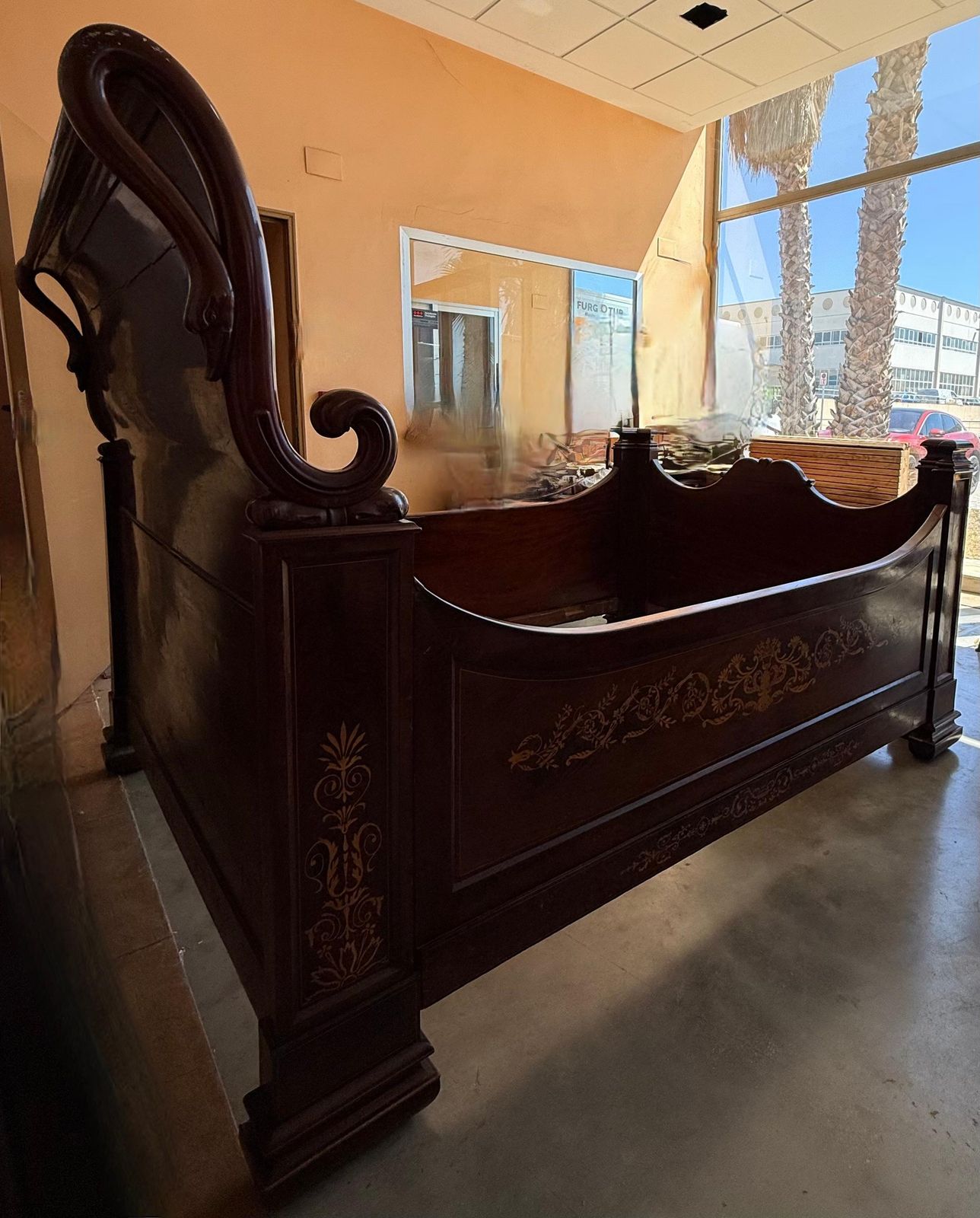 photo furniture Lit double italien en acajou et loupe, sculpté et marqueté, XIXe siècle
