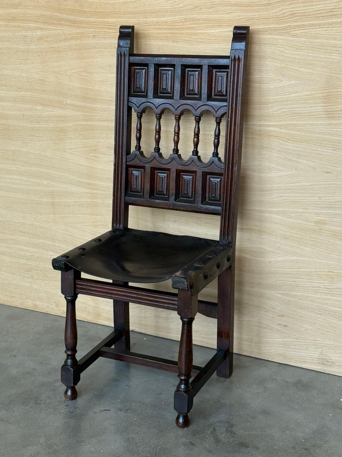 Ensemble de six chaises espagnoles sculptées, assise et dossier en cuir, XIXe siècle photo Mobilier