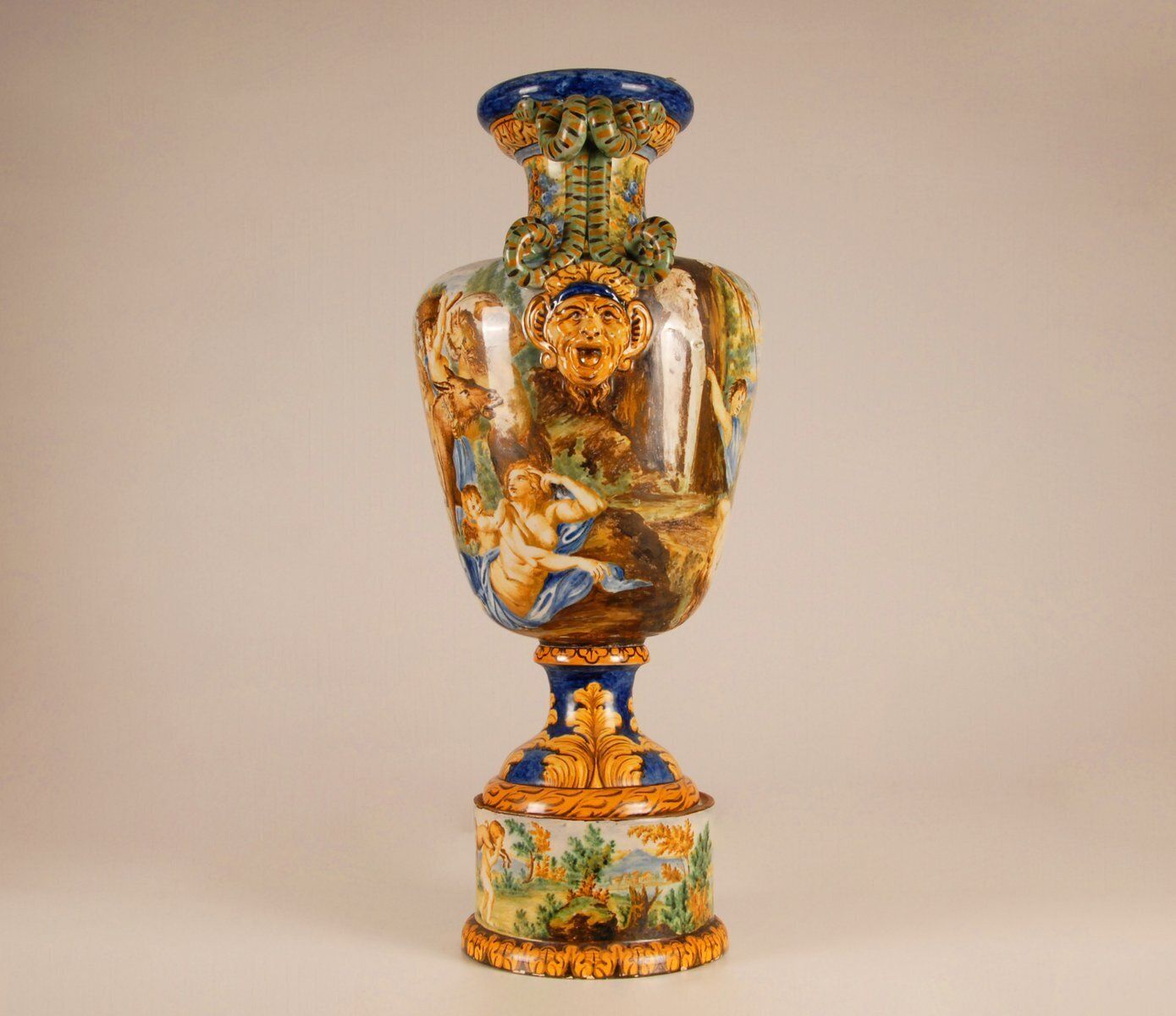 photo vintage Tall Italian Majolica Serpentine Handles Vase With Separate Base Depicting Mythological Scene By Annibale Carracci, Farnese Gallery, Rome, 1597