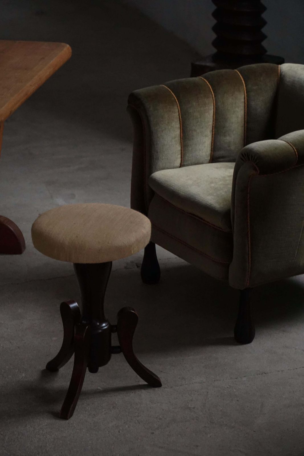 Victorian Style Adjustable Piano Stool With Hessian Seat, Early 20th Century photo for sale