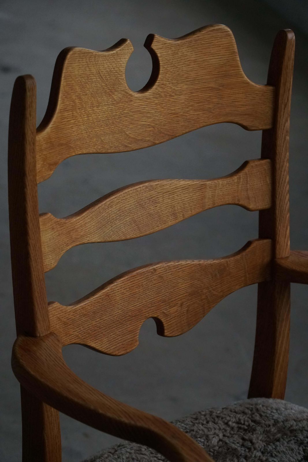 photo furniture Mid 20th Century, Razorblade Armchair By Henning Kjærnulf, Oak & Lambswool, 1960