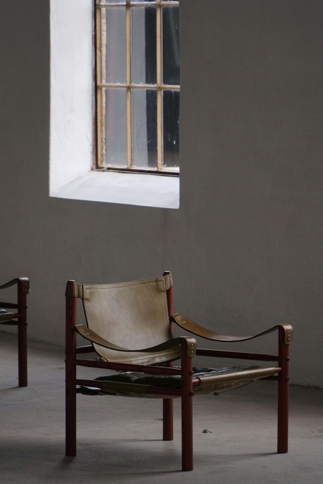 photo buy Arne Norell, Pair Of "Sirocco" Safari Chairs In Ash & Green Leather, 1960s