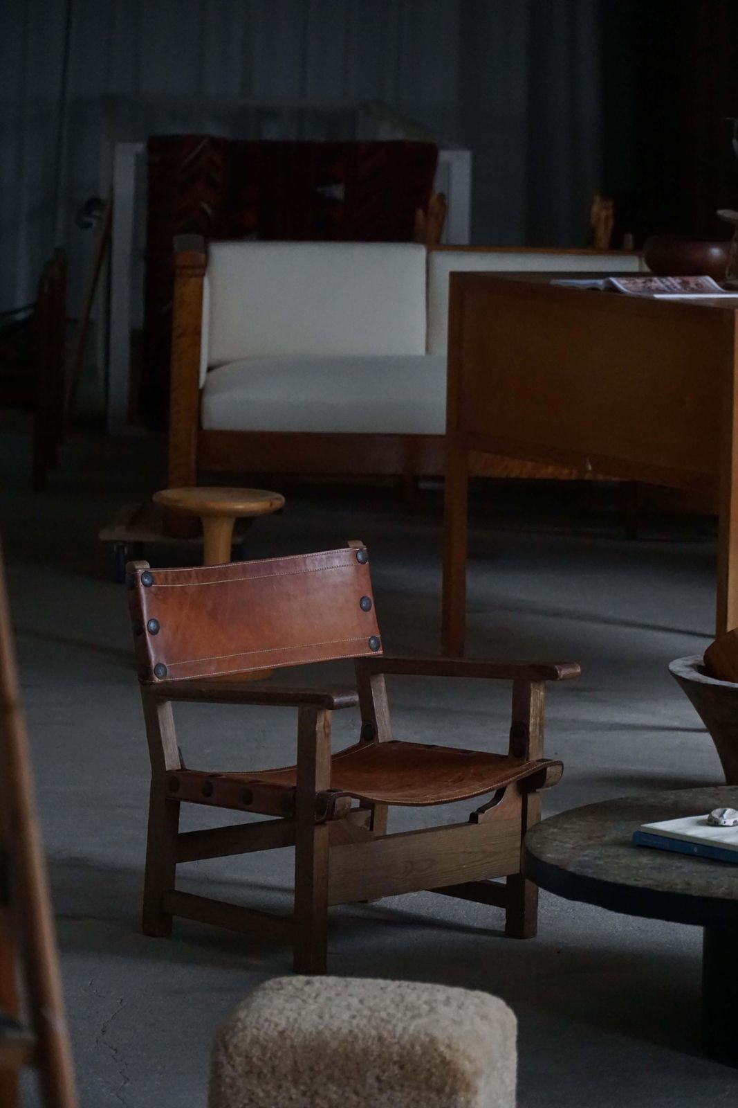 photo vinterior Mid 20th Century, Pair Of Spanish Brutalist Armchairs, Wood & Leather, 1960s