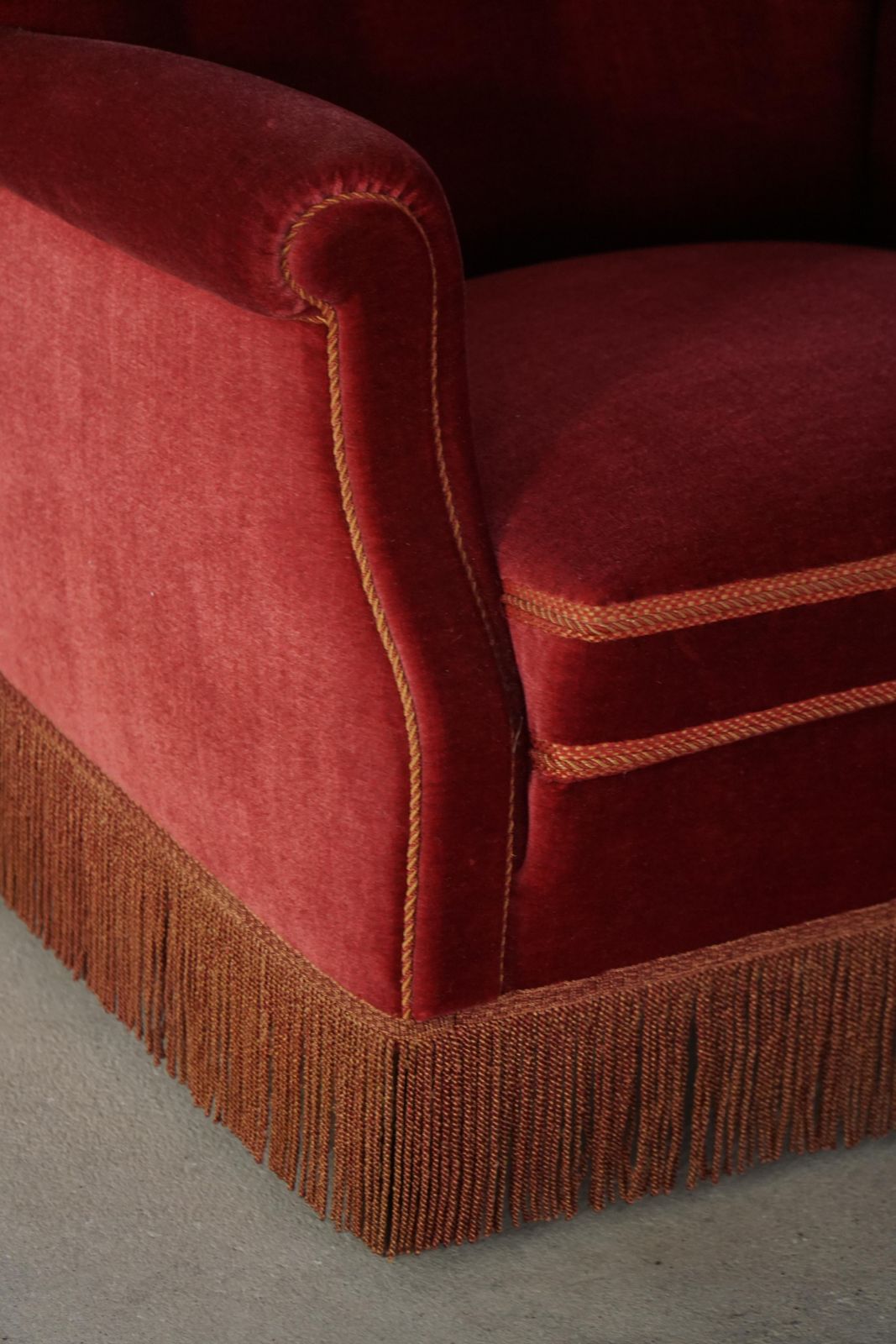 photo vinterior Pair Of Danish Modern Lounge Chairs, Cherry Red Velvet, 1950s