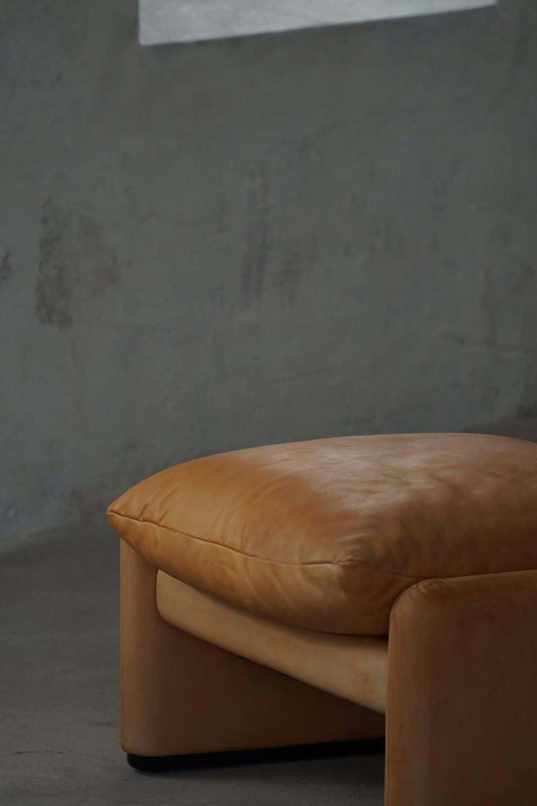 photo furniture Maralunga Ottoman In Leather, Vico Magistretti For Cassina, Italian Modern, 1973