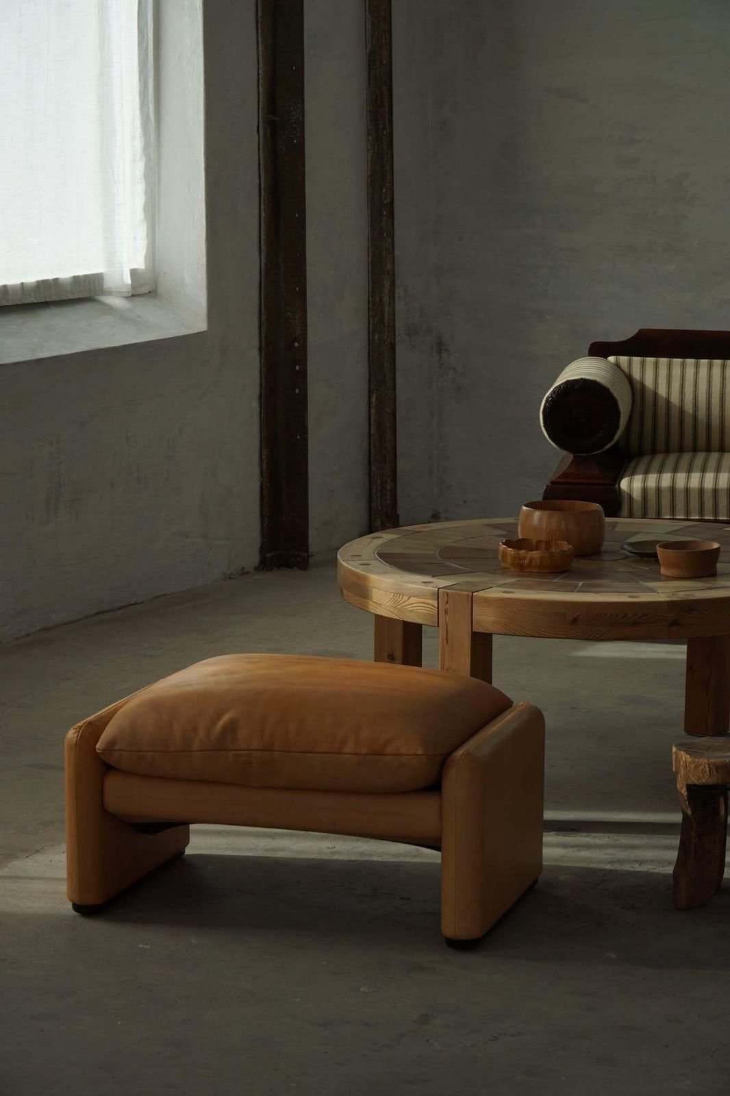 photo buy Maralunga Ottoman In Leather, Vico Magistretti For Cassina, Italian Modern, 1973