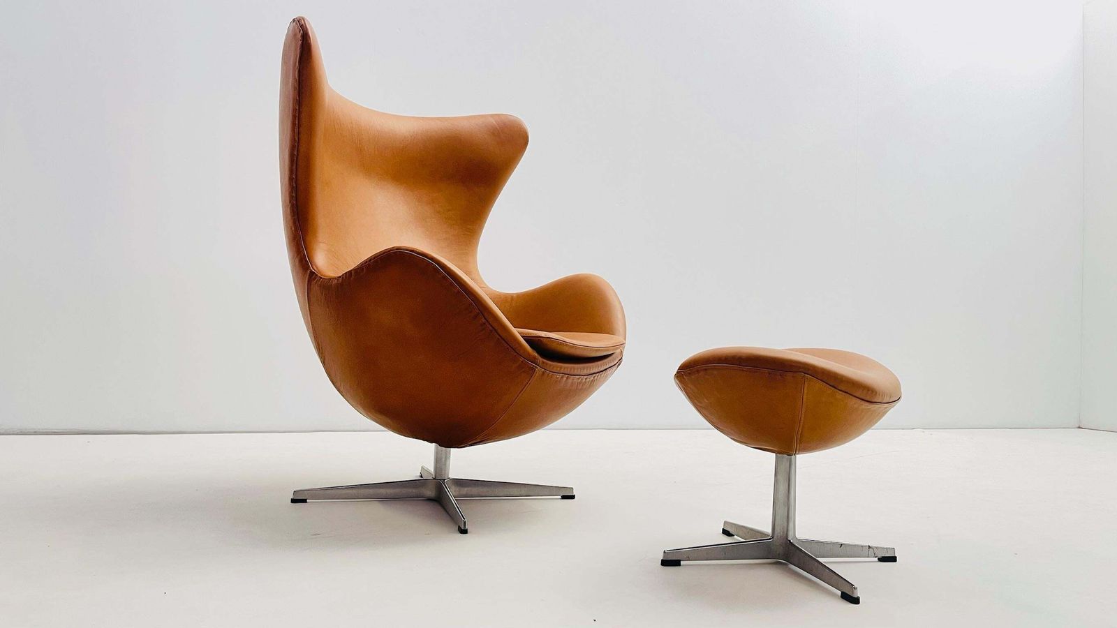'Egg Chair' + Ottoman By Arne Jacobsen For Fritz Hansen photo vinterior