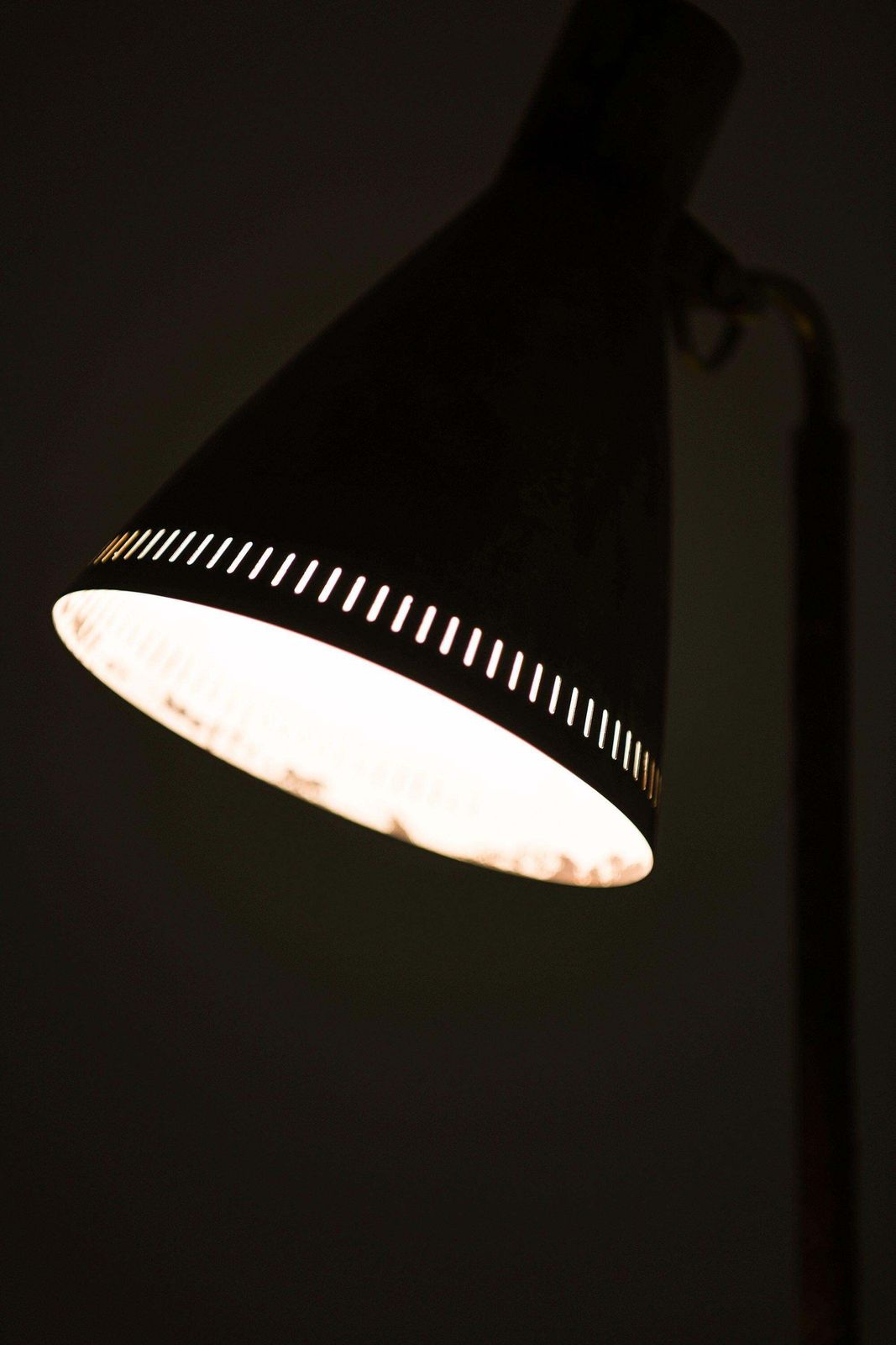 photo furniture Early Table Lamp In Brass And Leather By Paavo Tynell, 1950's