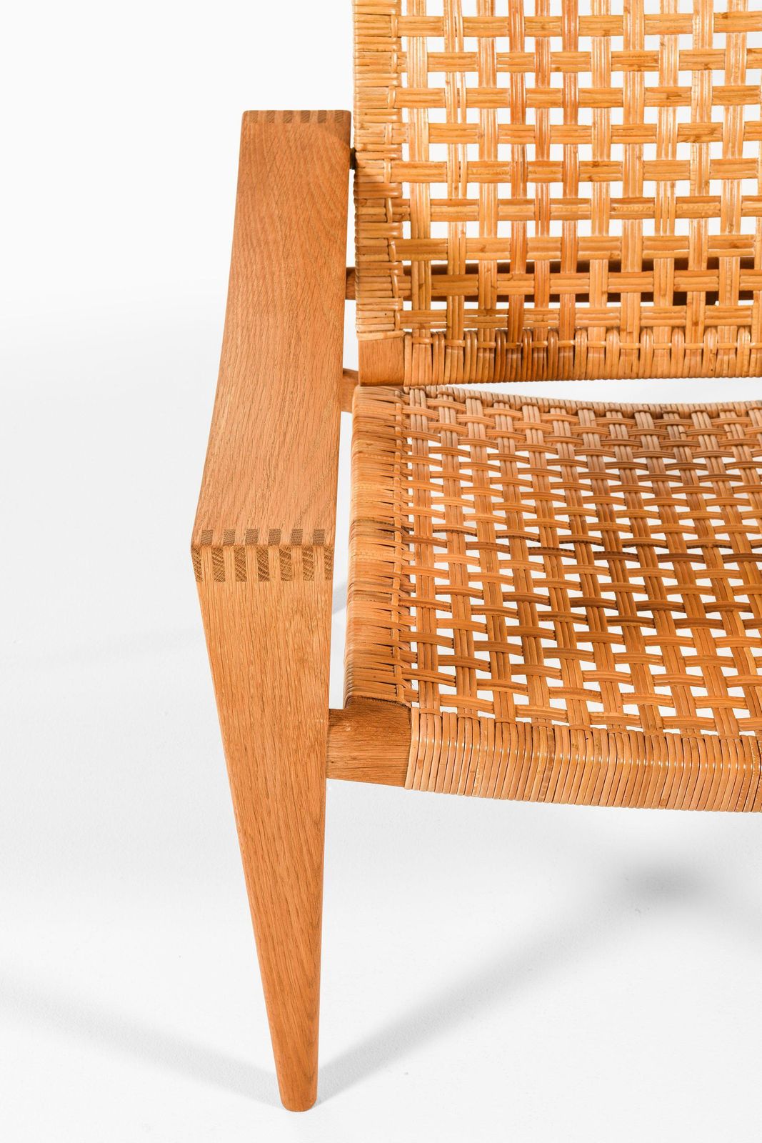 photo furniture Pair Of Easy Chairs In Oak, Woven Cane, Brass And Leather By Hans Wegner, 1959