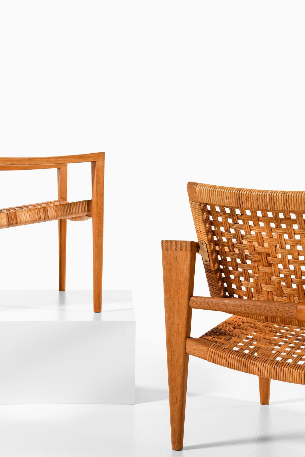 photo vinterior Pair Of Easy Chairs In Oak, Woven Cane, Brass And Leather By Hans Wegner, 1959