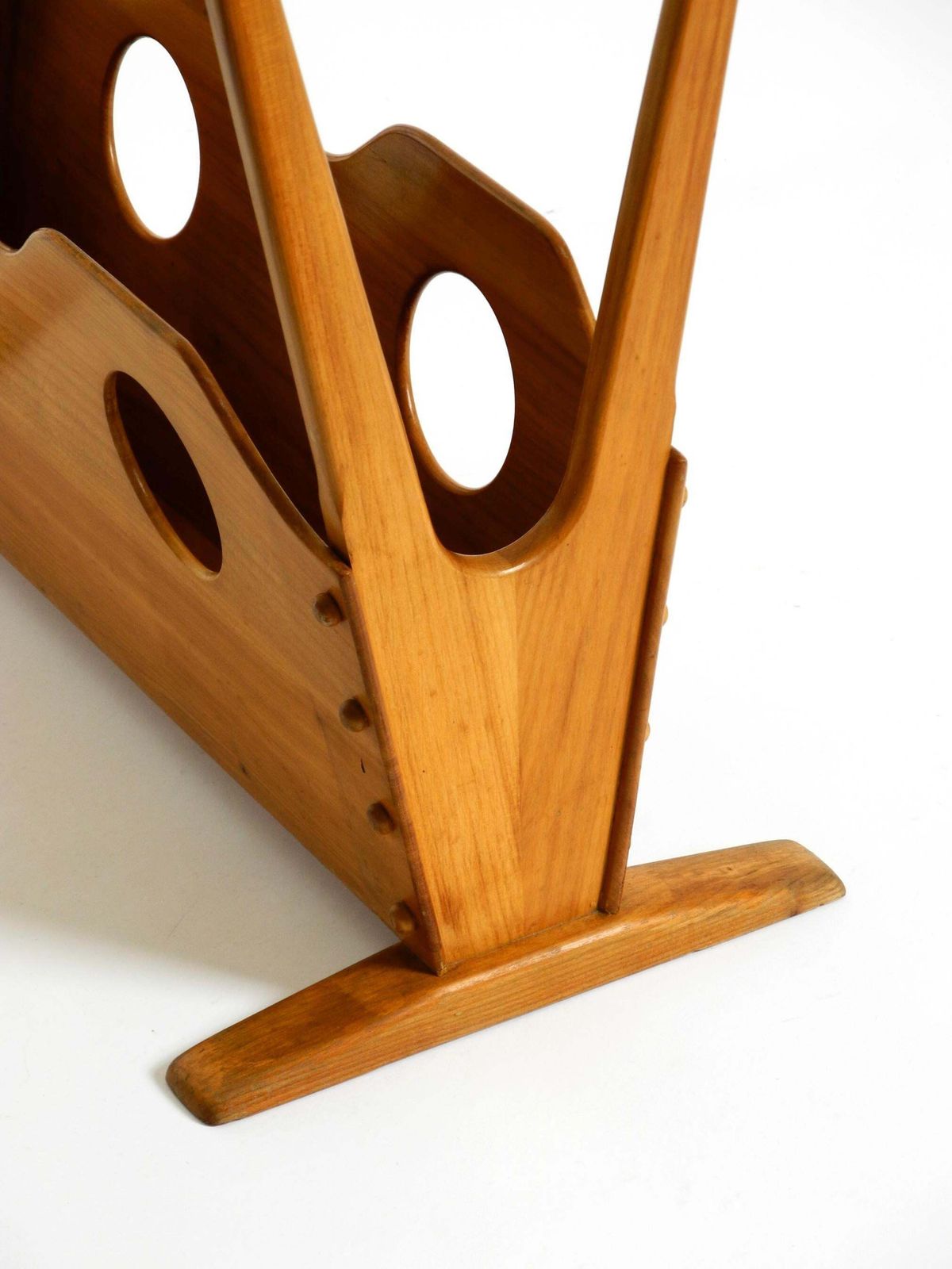 photo vintage Mid Century Modern Side Table With Magazine Rack, Made Of Ash Wood And Glass