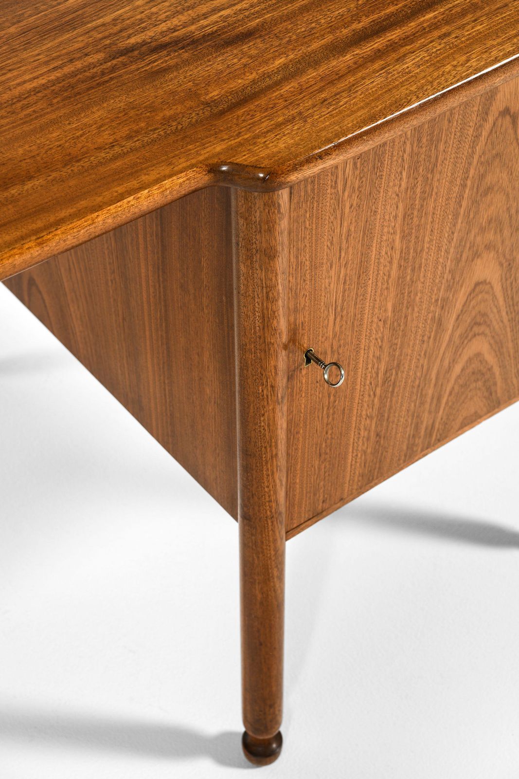 Freestanding Desk In Mahogany And Brass By Josef Frank, 1937 photo vinterior