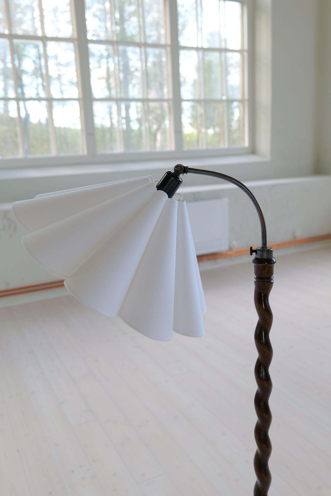 photo furniture Art Deco Organic Swirl Floor Lamp In Stained Birch Sweden, 1940s