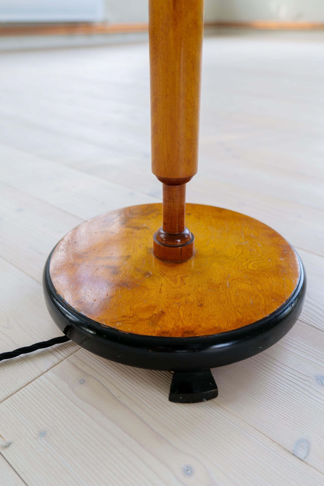 photo vinterior Art Deco Organic Floor Lamp In Stained Birch Sweden, 1930s