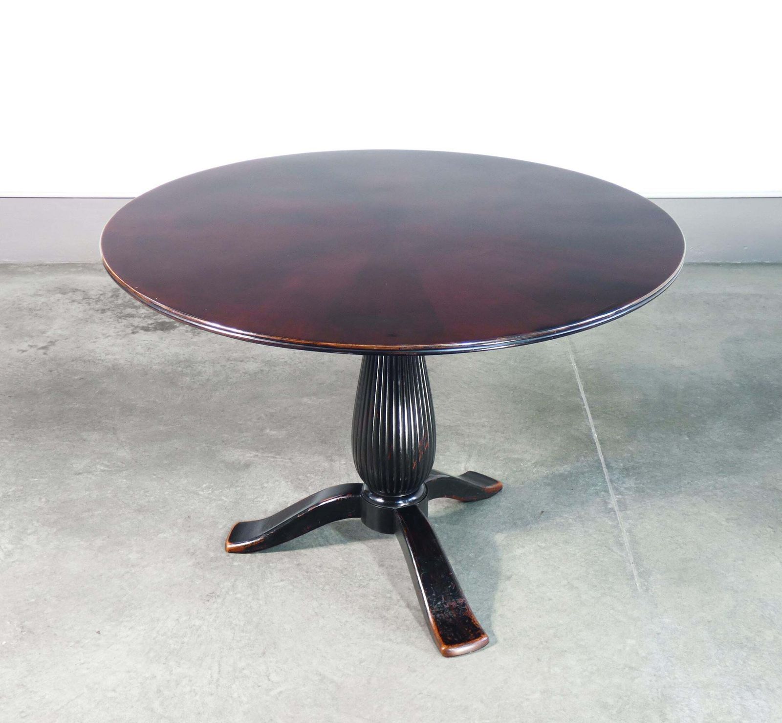 Tavolo Con Piano Tondo, Design Paolo Buffa, Gamba Centrale A Treppiede. Anni 40 photo furniture