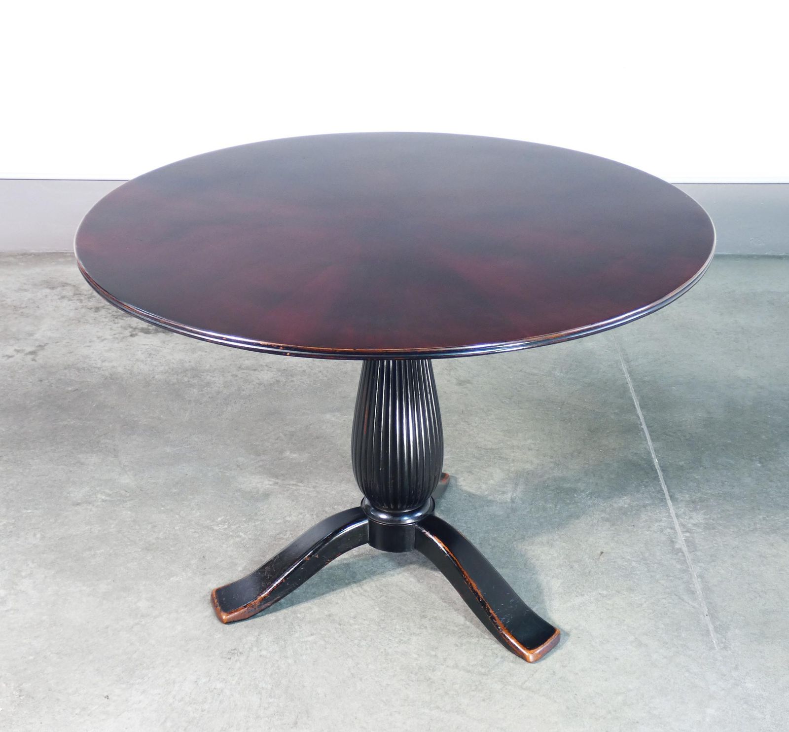 Tavolo Con Piano Tondo, Design Paolo Buffa, Gamba Centrale A Treppiede. Anni 40 photo vintage