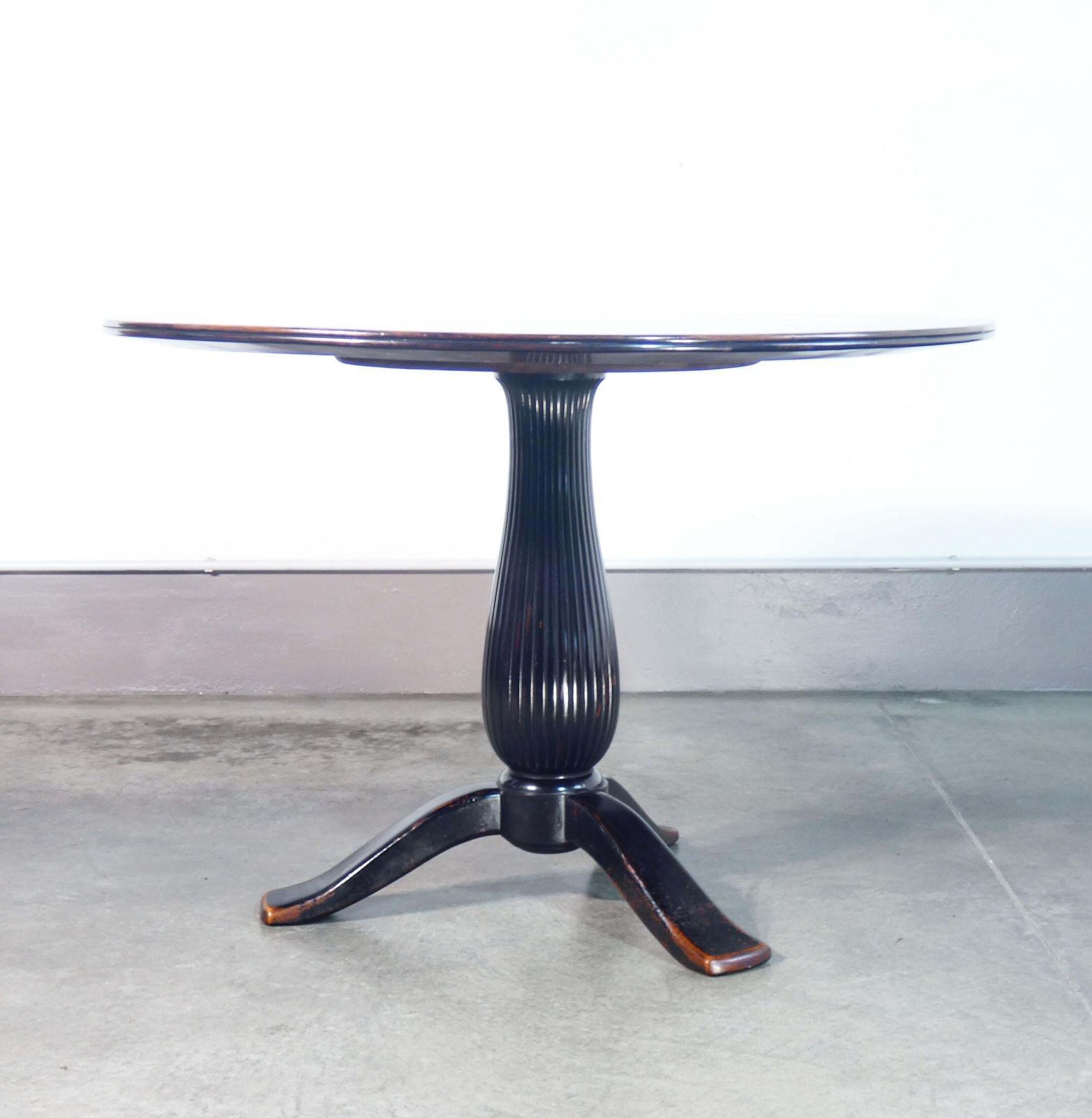 photo furniture Tavolo Con Piano Tondo, Design Paolo Buffa, Gamba Centrale A Treppiede. Anni 40