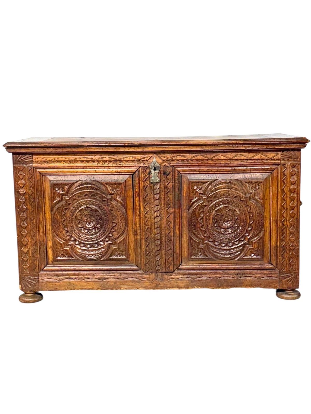 photo vintage Spanish Renaissance Carved Oak Coffer, Circa 1600