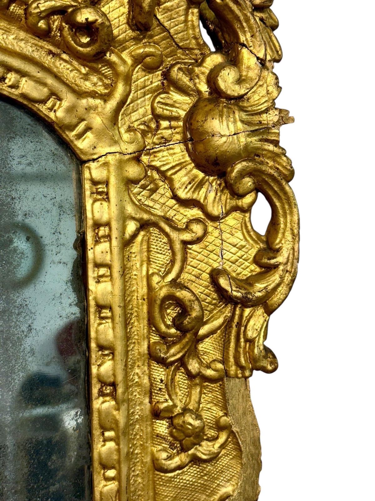 photo vintage 18th Century French Louis XV Giltwood Mirror With Original Mercury Glass