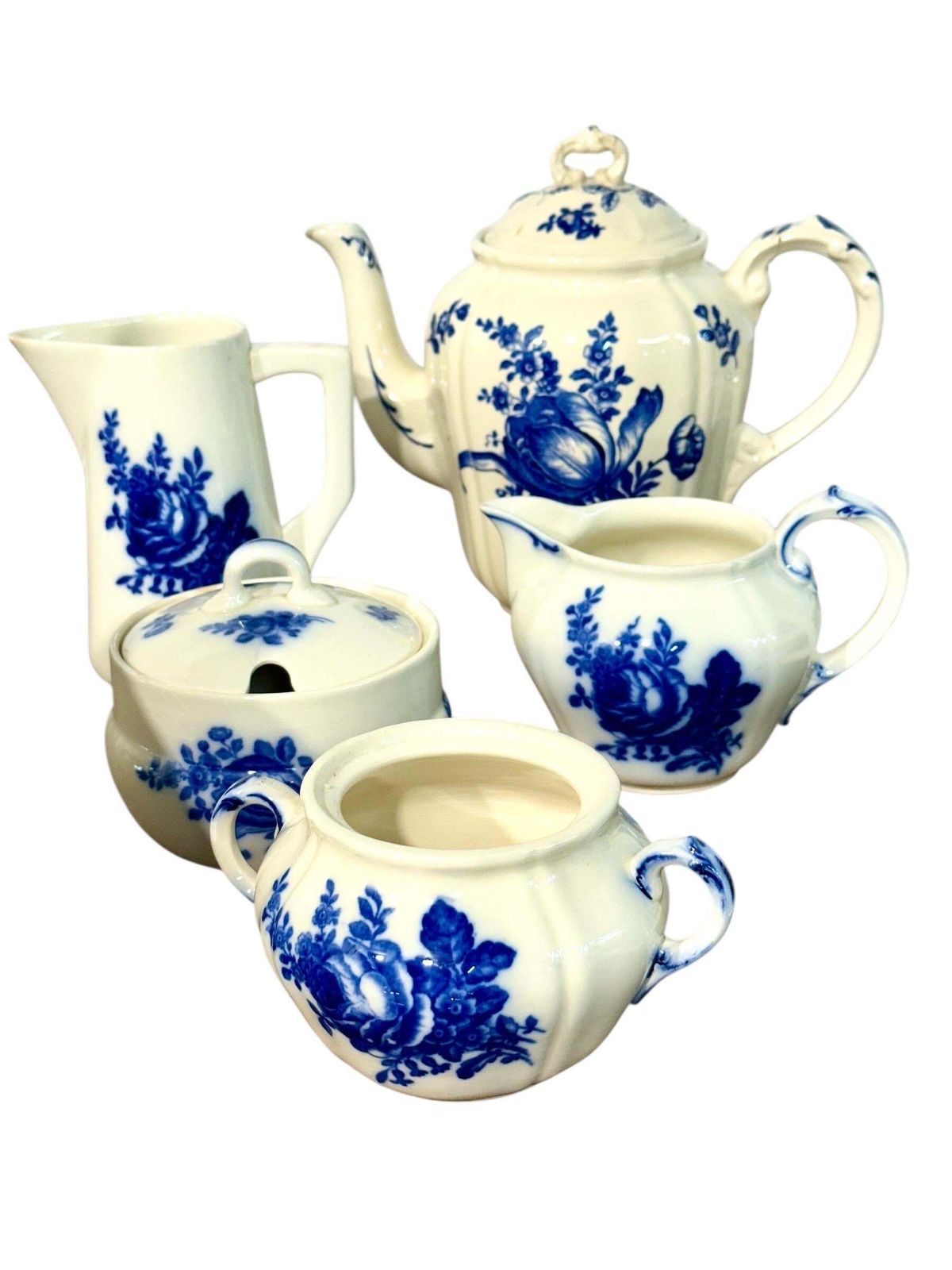 photo furniture Villeroy & Boch Blue And White Faience Dinnerware Service, 29 Pieces