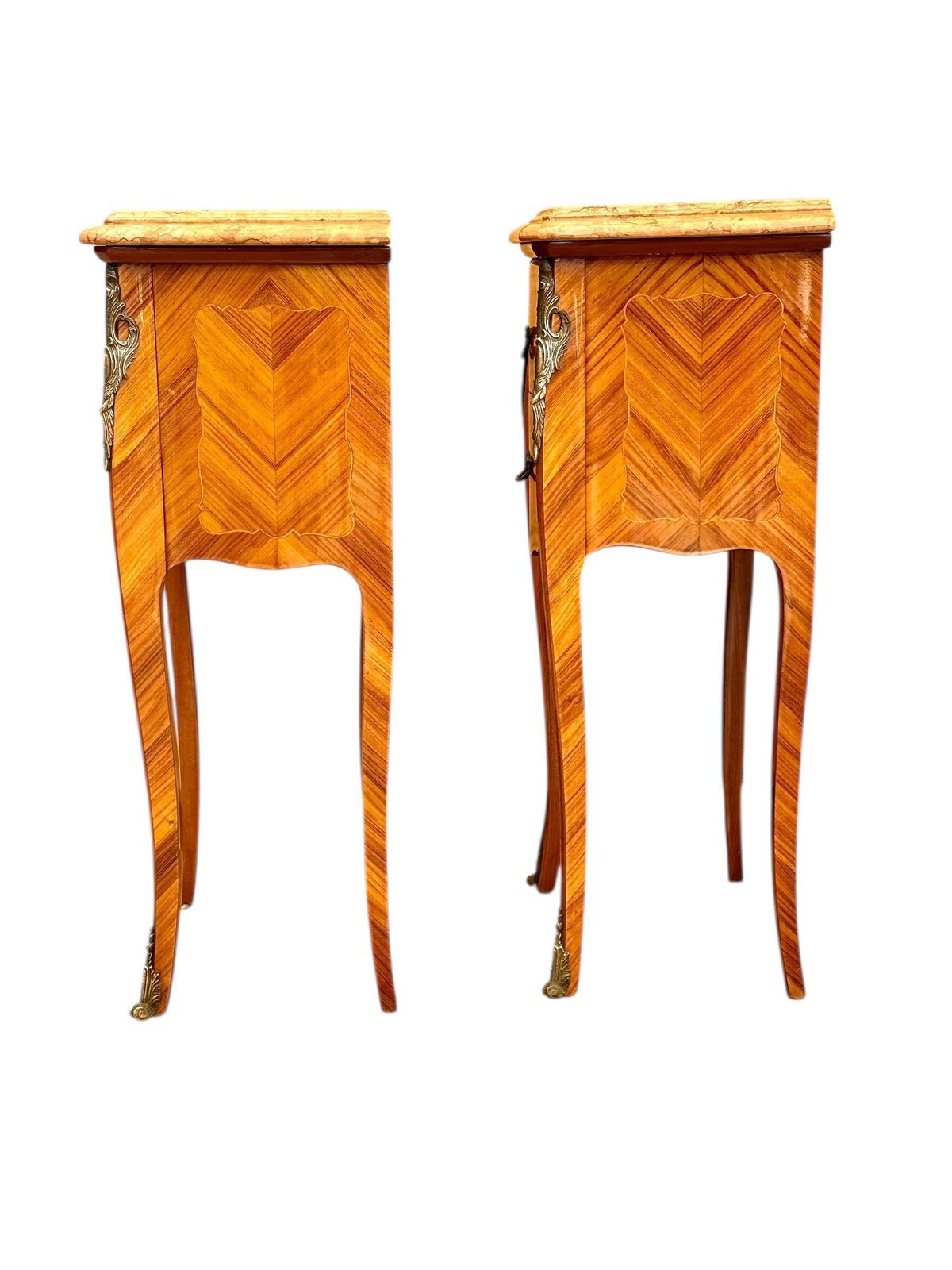 photo vintage Pair Of French Louis XV Style Marquetry Nightstands With Marble Tops