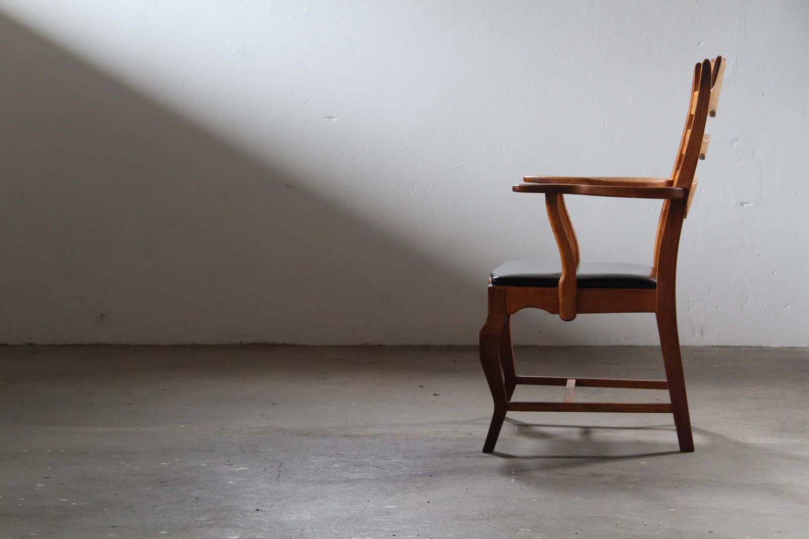 photo buy Vintage 60s Brutalist Solid Oak Razorblade Black Leather Armchair By H. Kjærnulf