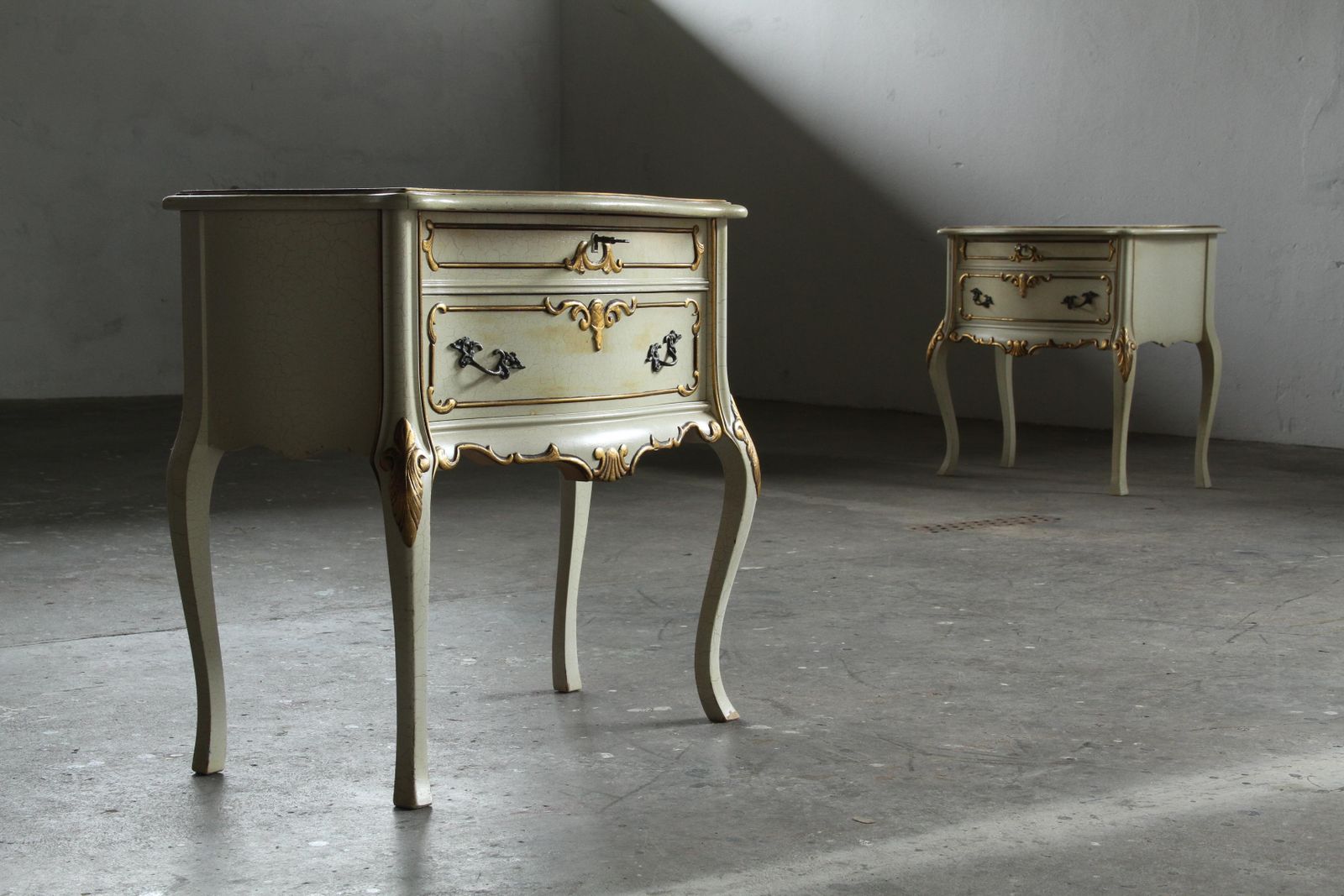 Vintage Paar 20e Eeuwse Venetiaanse Nachtkastjes In Barokstijl, Uitgevoerd In Geschilderd Hout photo furniture