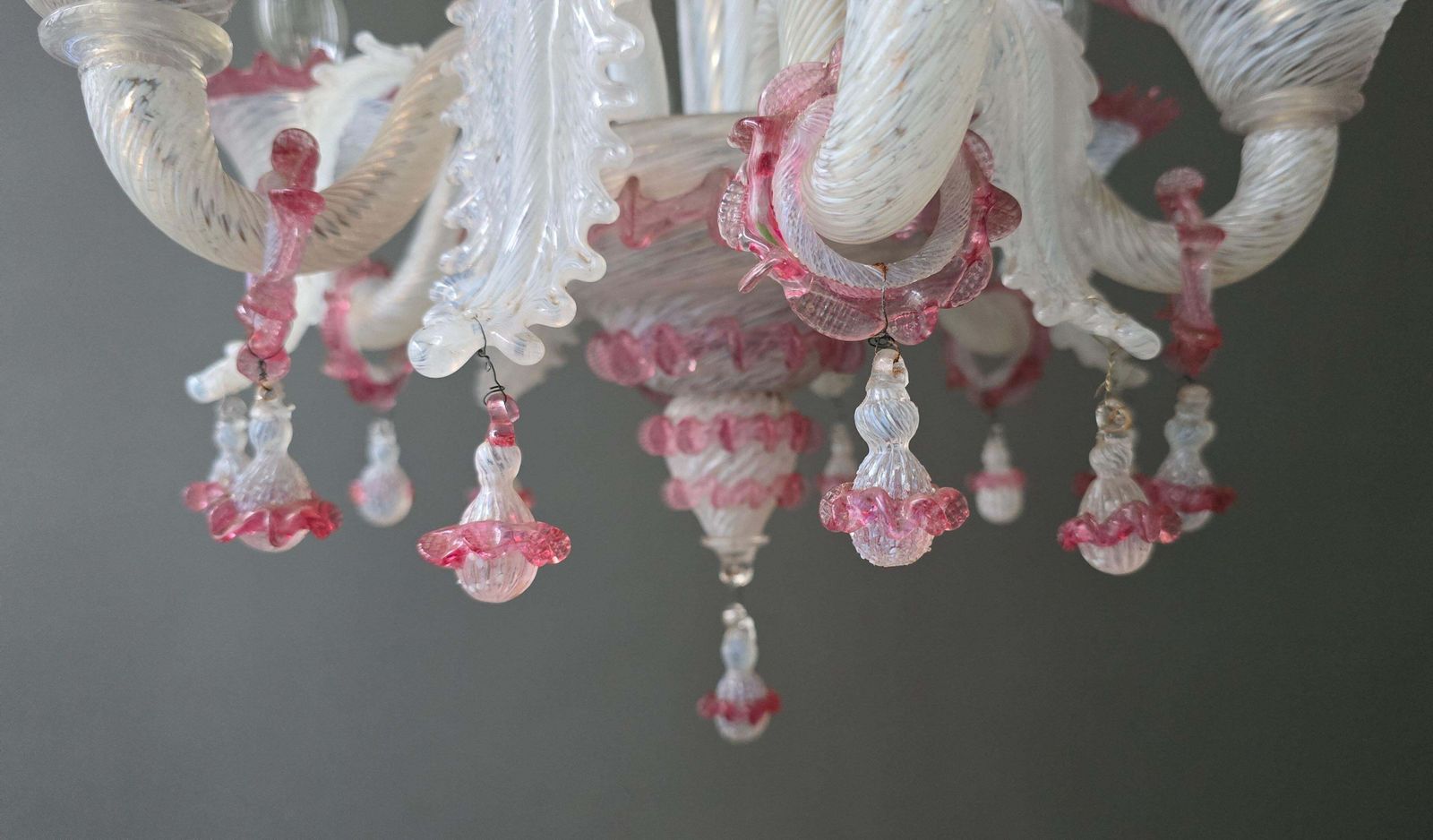 photo vintage Exceptional Mid Century Murano Glass Chandelier With Rare Pink Flowers, Italy