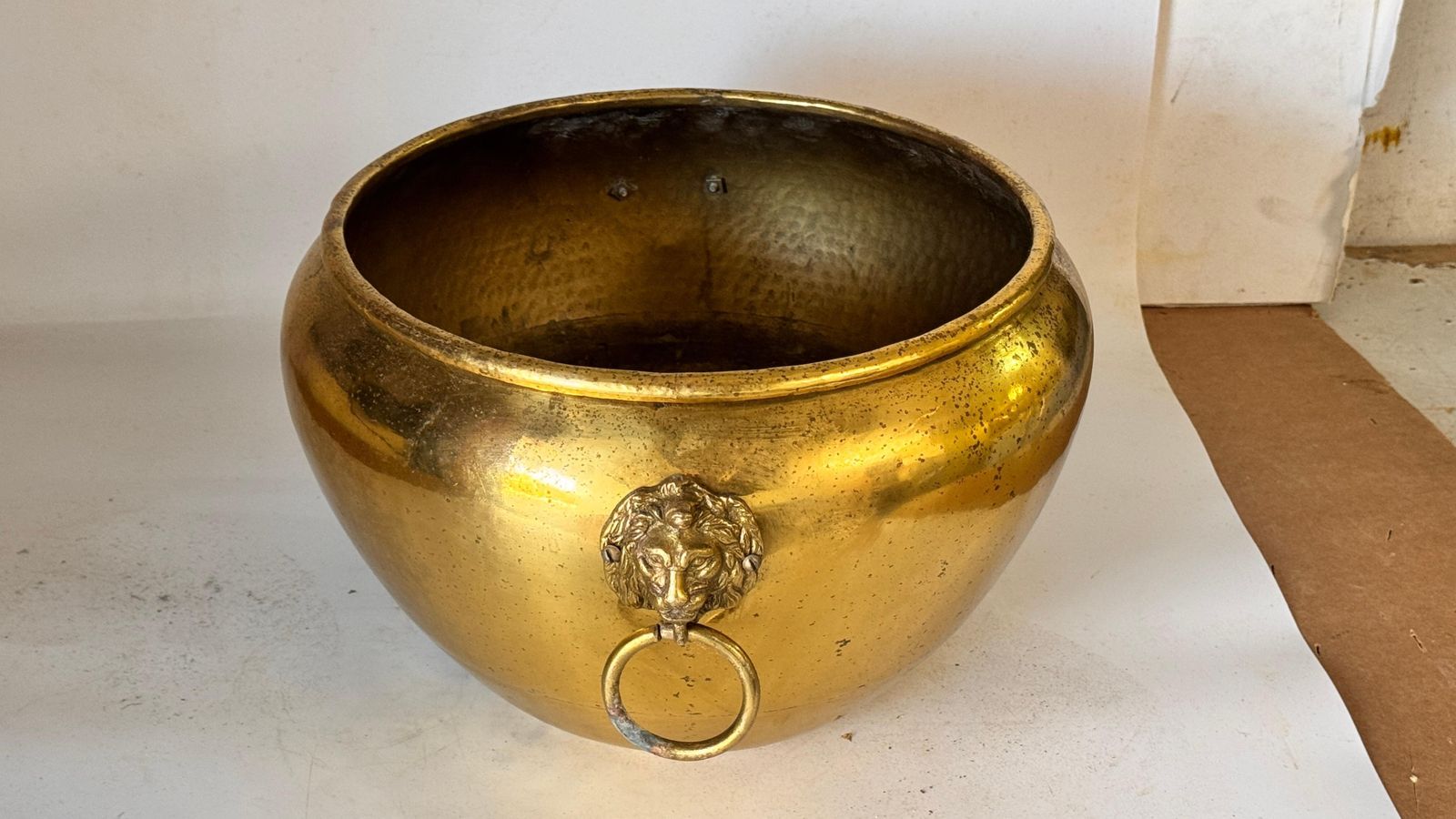 photo vintage Pair Of 1950s French Brass Cache Pots – Lion Head Ornaments & Ring Handles