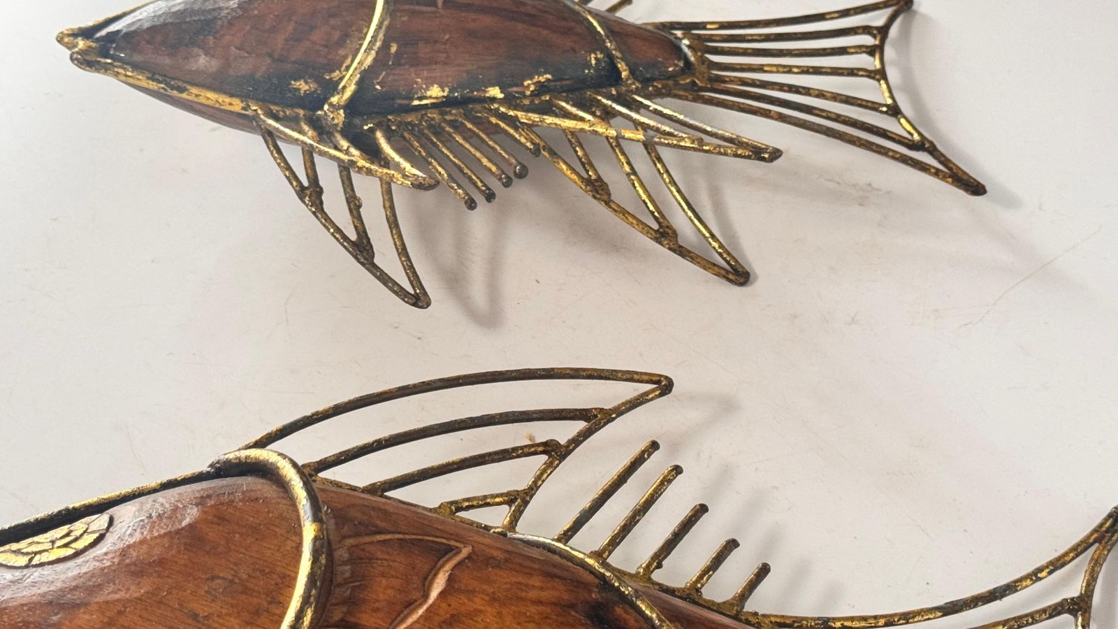 photo vinterior Pair Of 1970s French Fish Sculptures – Wood And Gilded Metal Mid Century Decor