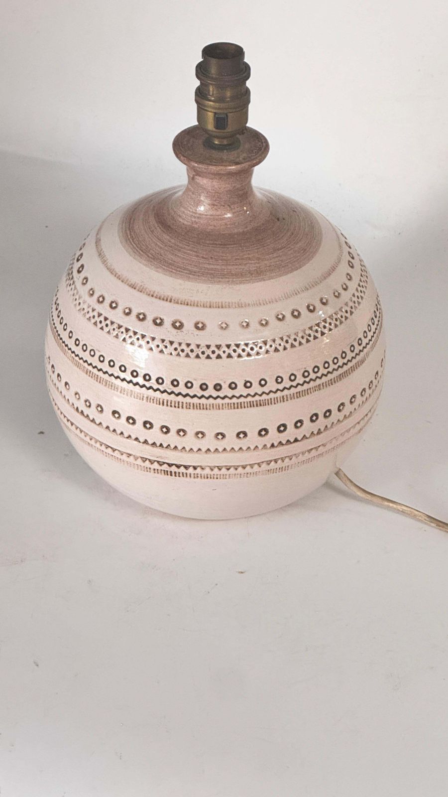 1970s French Ceramic Table Lamp – Beige Geometric Relief Design, Jean Besnard photo vinterior