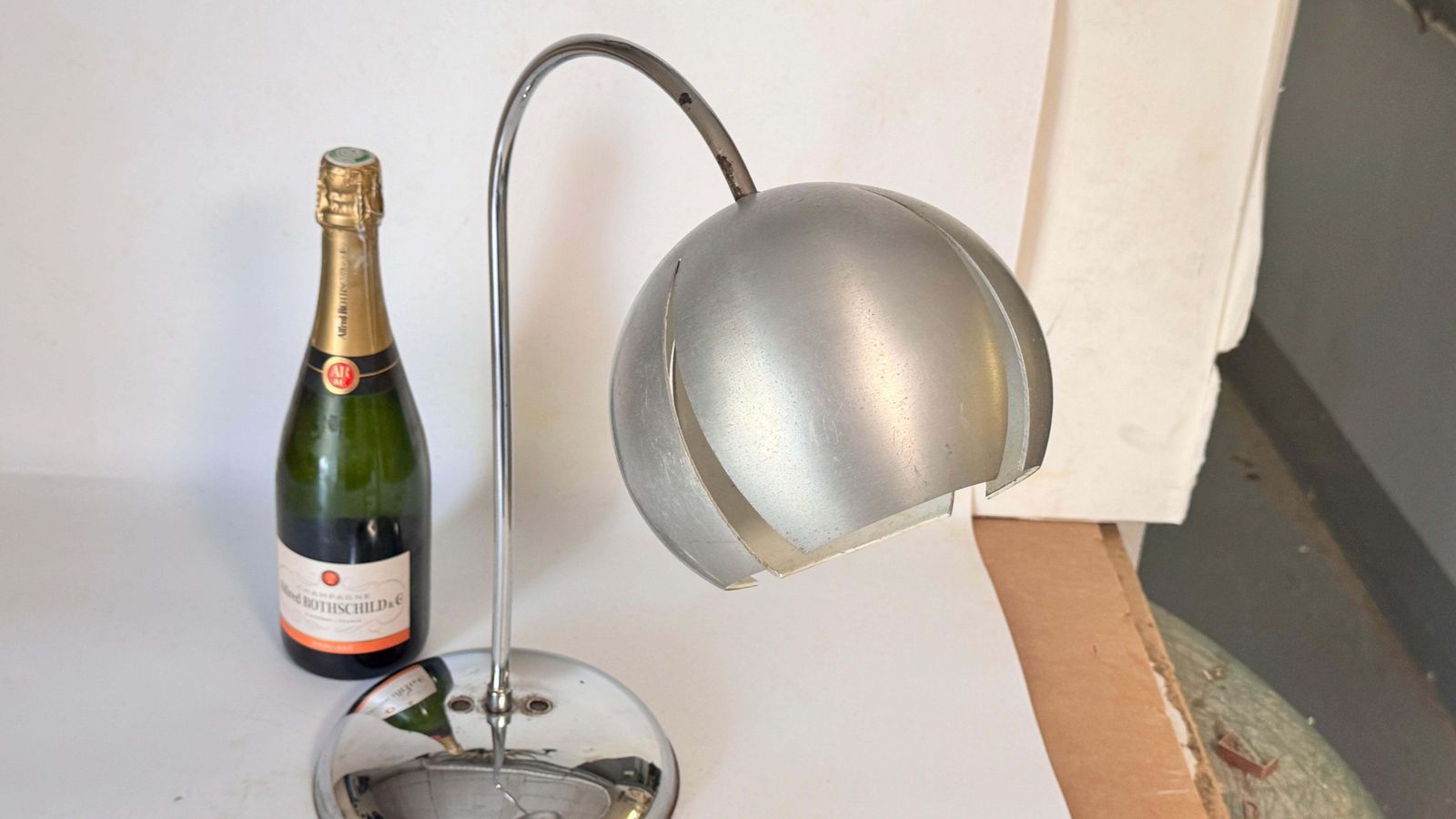 photo vintage 1970s Chrome And Aluminum Table Lamp – Curved Modernist French Design