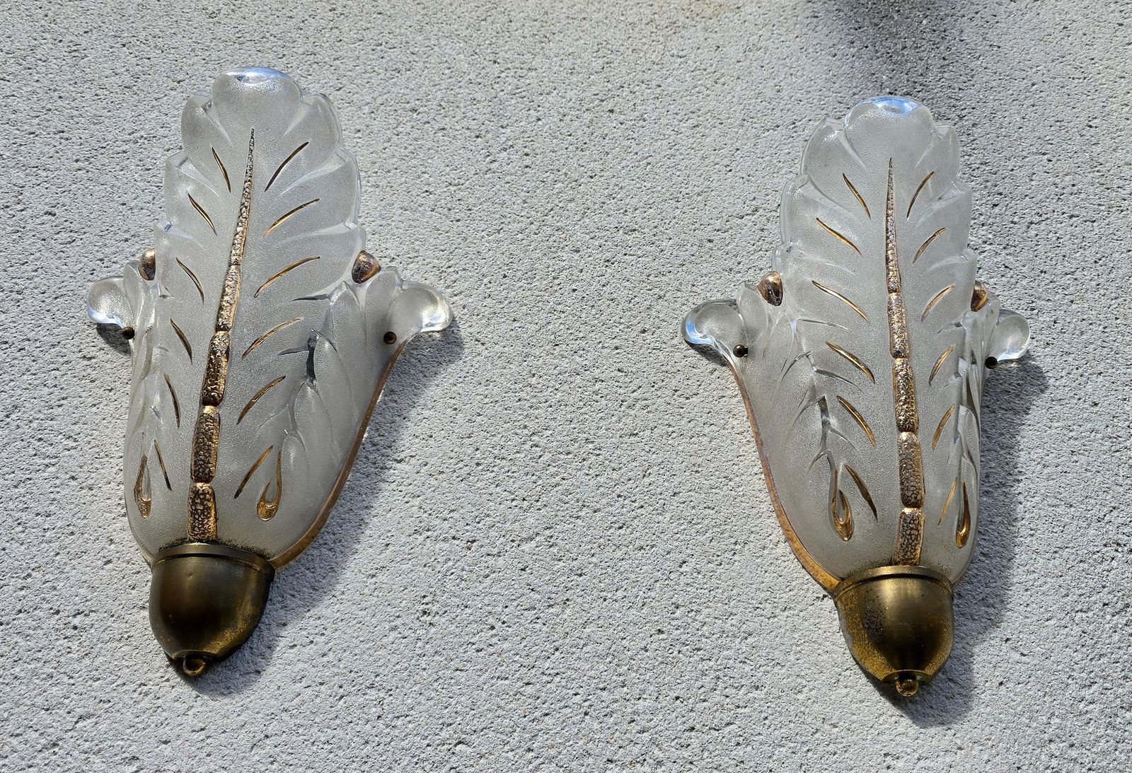 photo furniture Pair Of Murano Glass Wall Sconces, Leaf Design With Gold Details, Italy, 1950s
