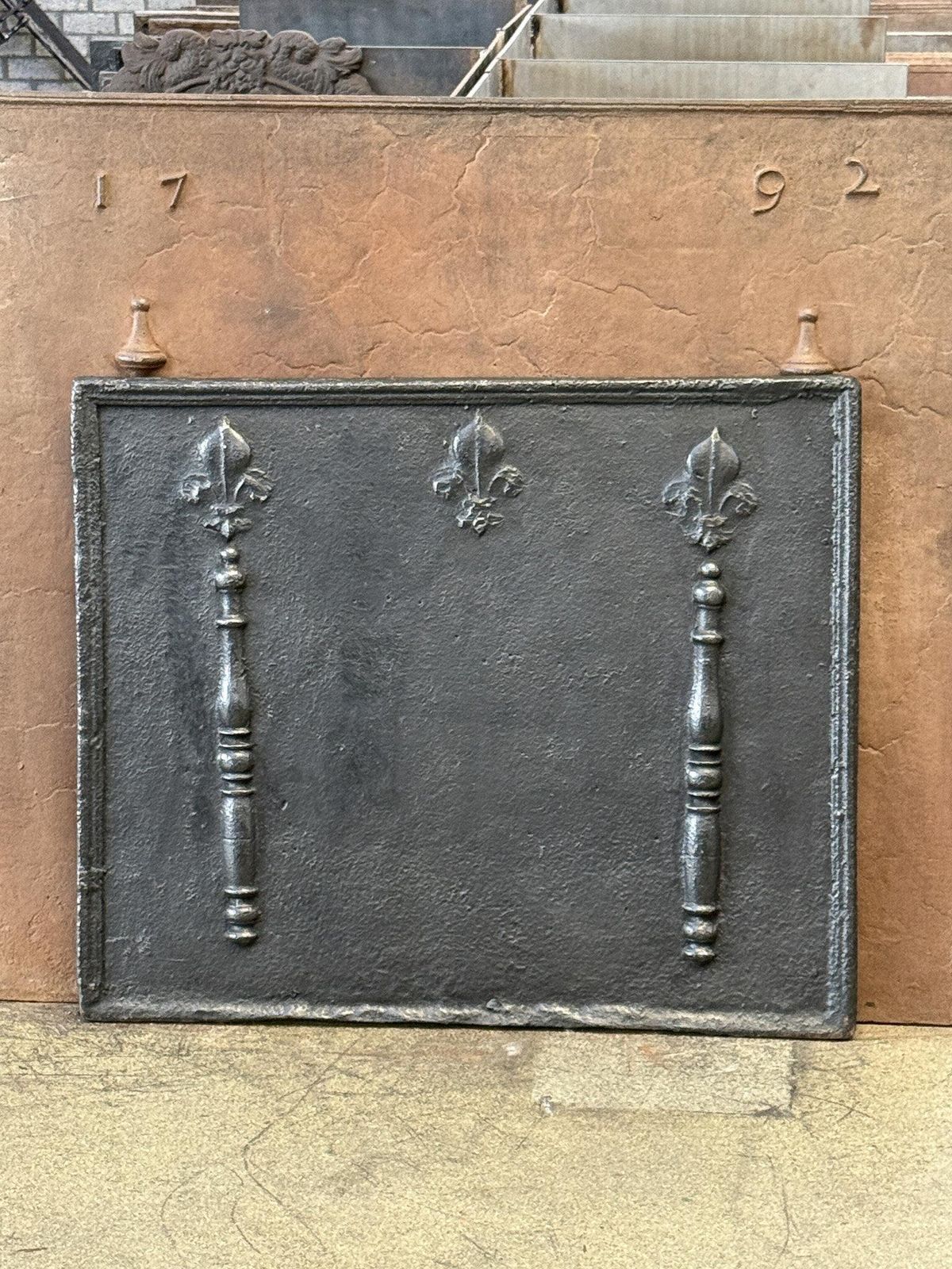 photo furniture 17th Century French Fireback / Backsplash With Pillars And Fleurs De Lys