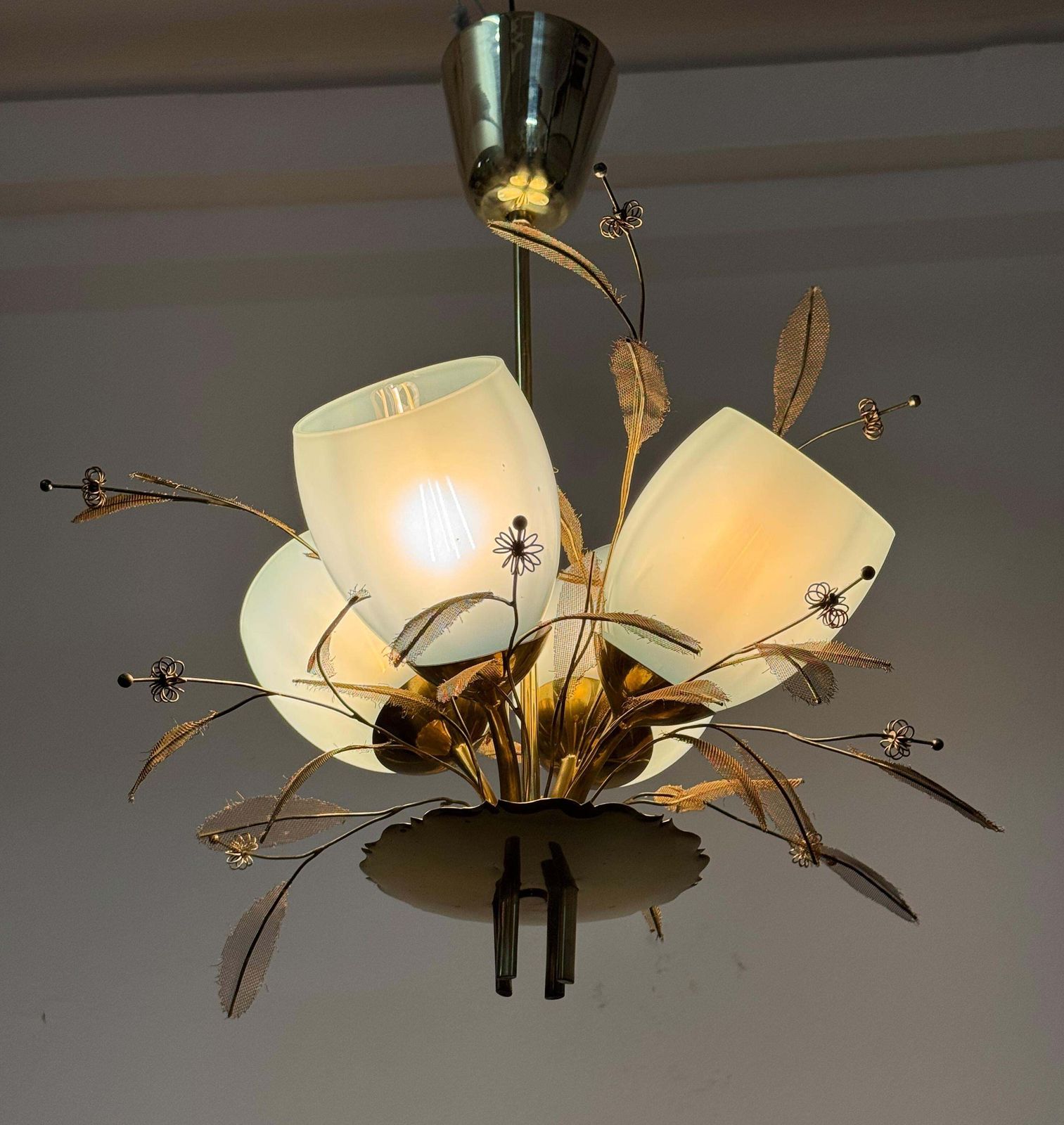 photo vintage Bloemboeket Hanglamp Van Paavo Tynell Voor Taito Oy Met Blauw Glas