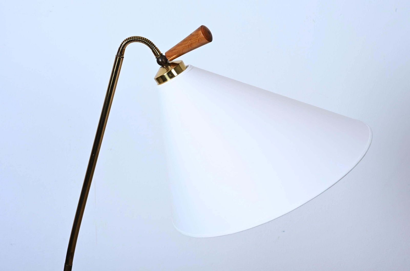 Mid Century Vloerlamp Van Rupert Nikoll photo vinterior