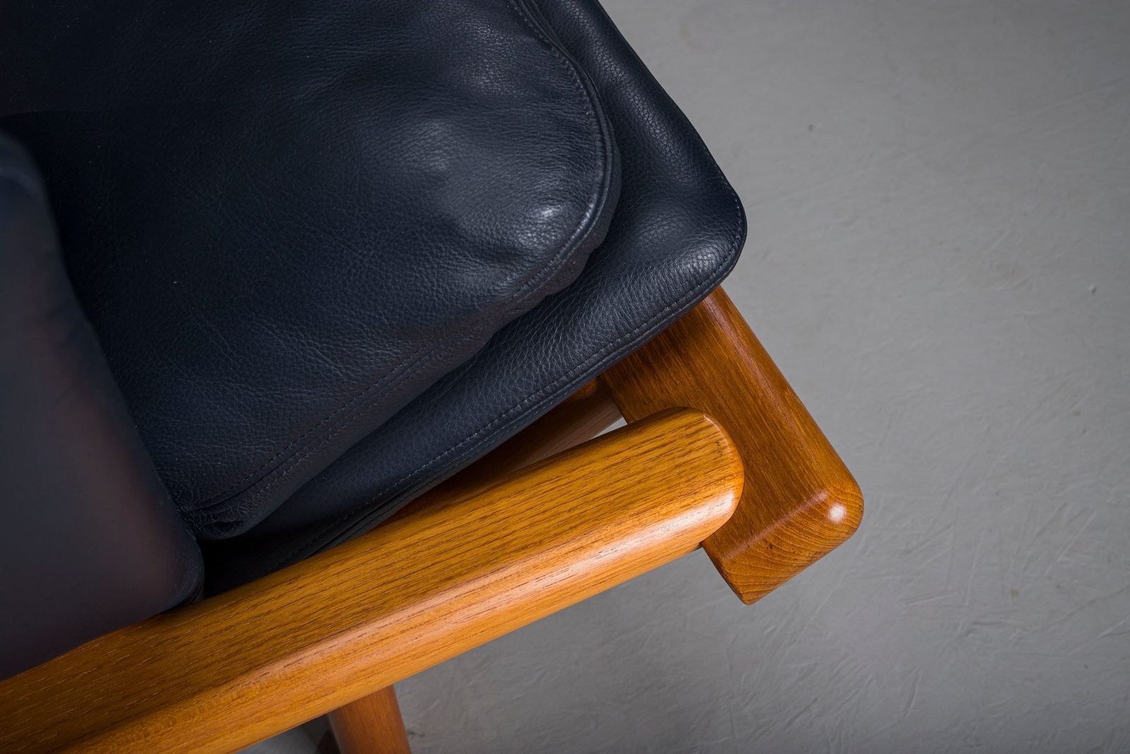 photo vinterior Danish 3 Seater Sofa In Teak And Navy Leather By Komfort, 1970s