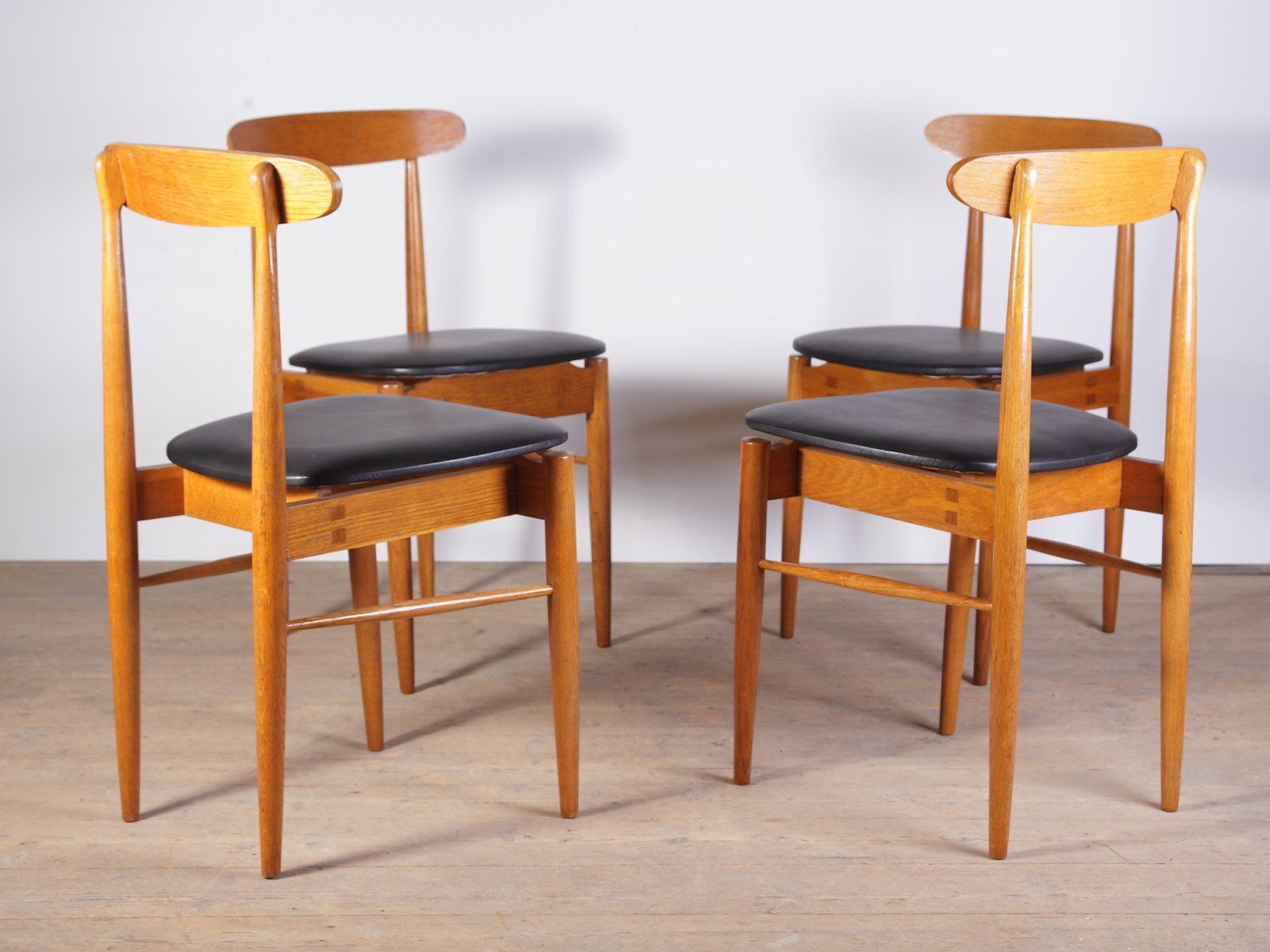Mid Century Eiken En Zwartleren Eetkamerstoelen Van Uluv, Voormalig Tsjecho Slowakije, Jaren 1960, Set Van 4