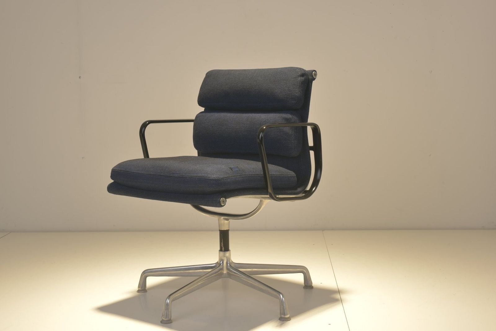 Ea 208 Softpad Aluchair By Charles And Ray Eames For Herman Miller, 1970s