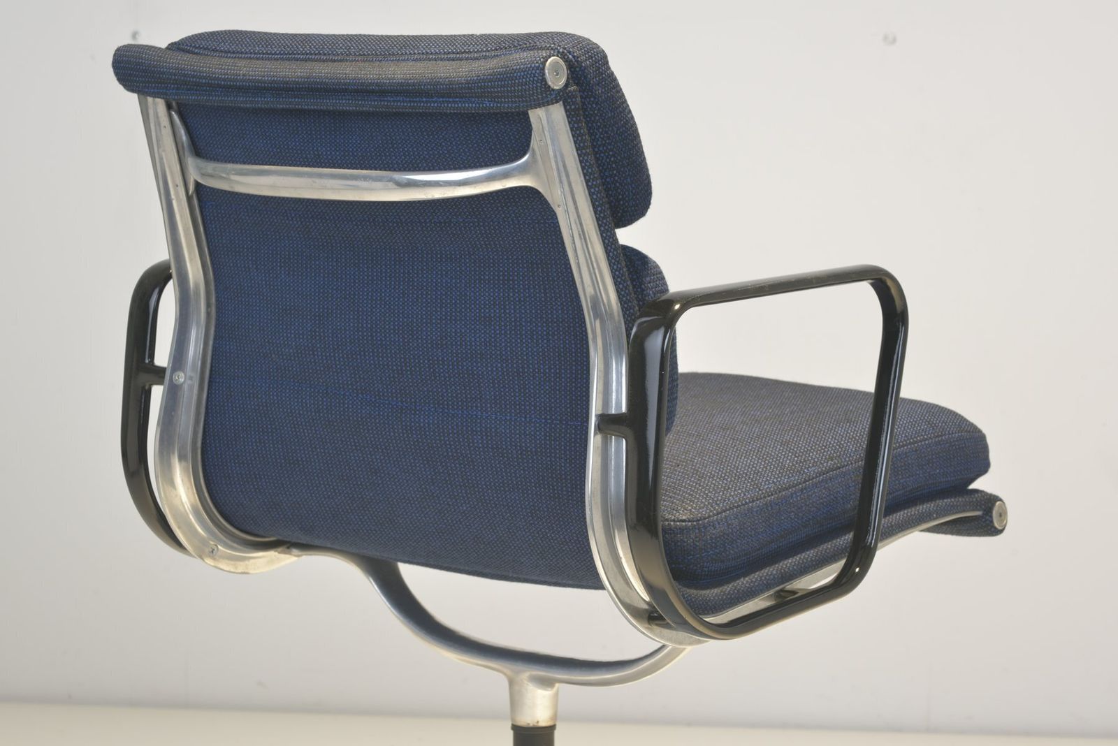 Furniture Ea 208 Softpad Aluchair By Charles And Ray Eames For Herman Miller, 1970s photo