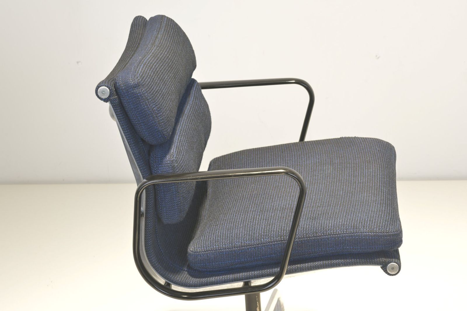 2413.0 Ea 208 Softpad Aluchair By Charles And Ray Eames For Herman Miller, 1970s photo