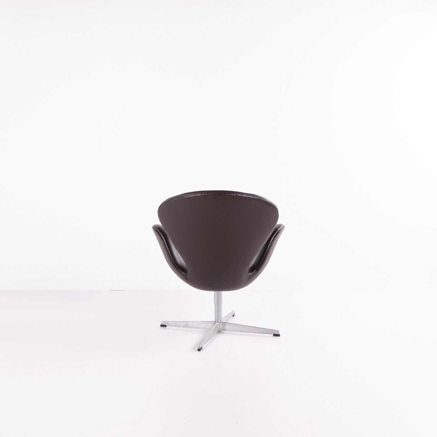 Armchair   The Swan   Model 3320   Brown Leather   Arne Jacobsen   Fritz Hansen   2007 photo for sale
