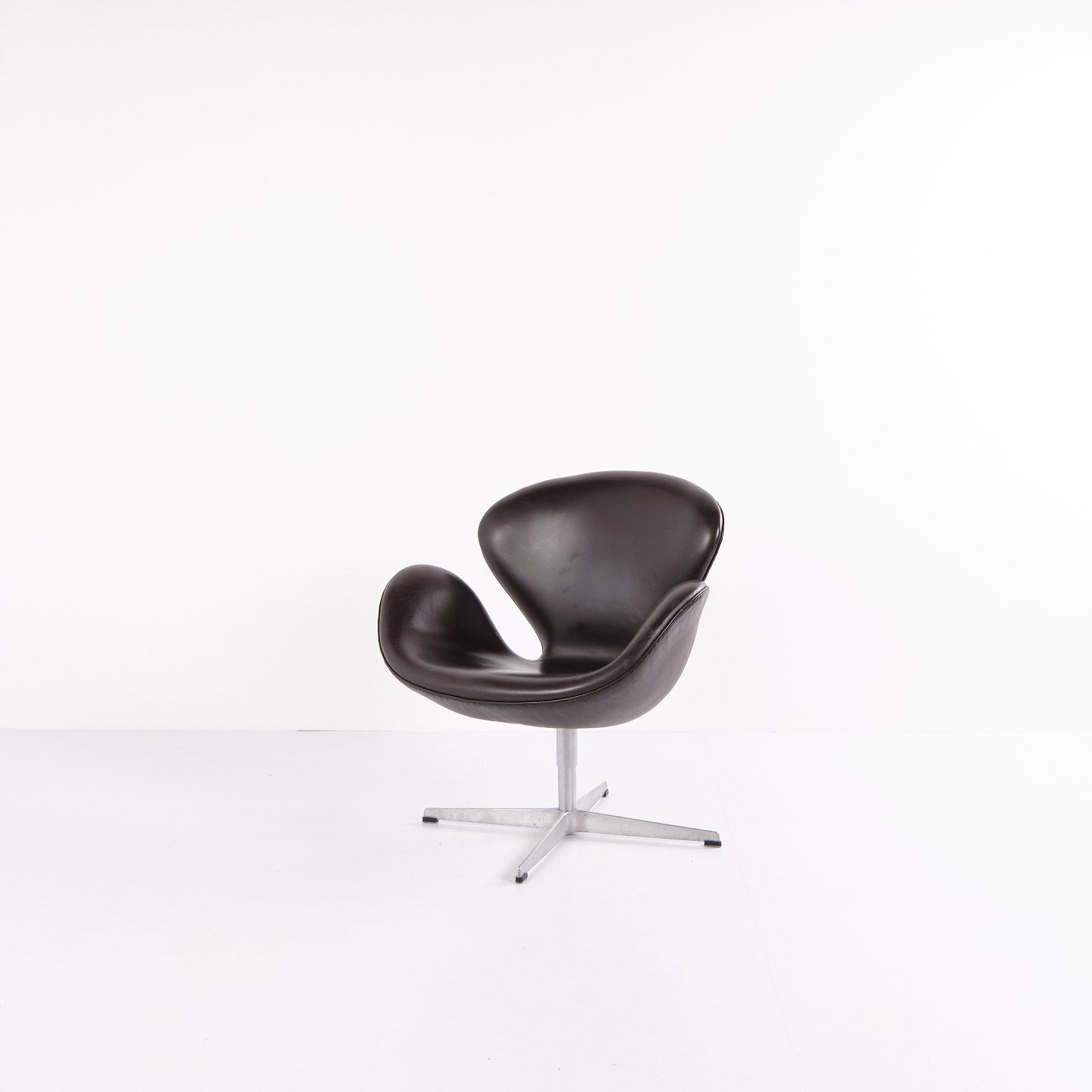 Armchair   The Swan   Model 3320   Brown Leather   Arne Jacobsen   Fritz Hansen   2007 photo 3700.0