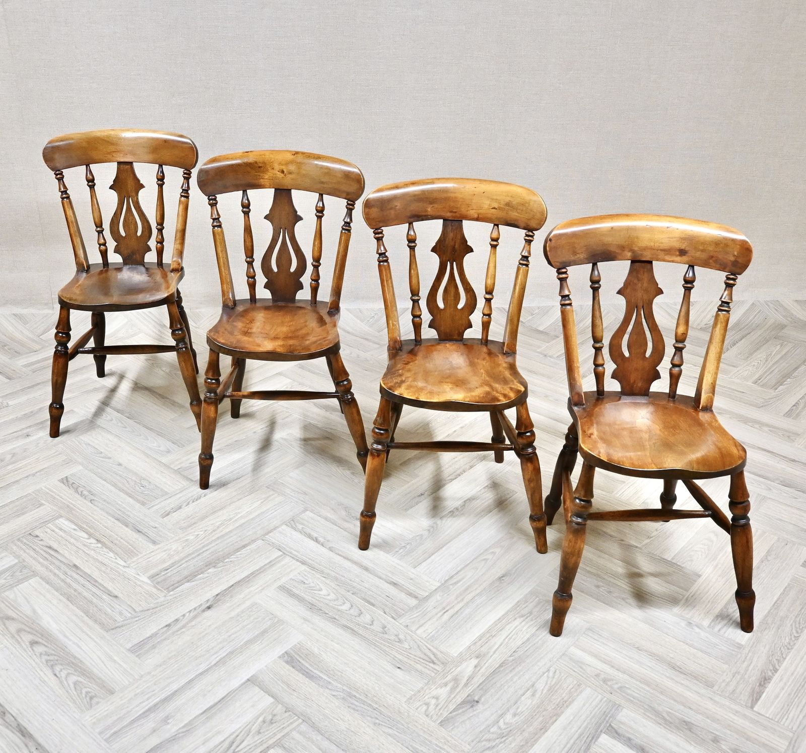 Set Of 4 Antique Windsor Lyreback Kitchen Dining Chairs