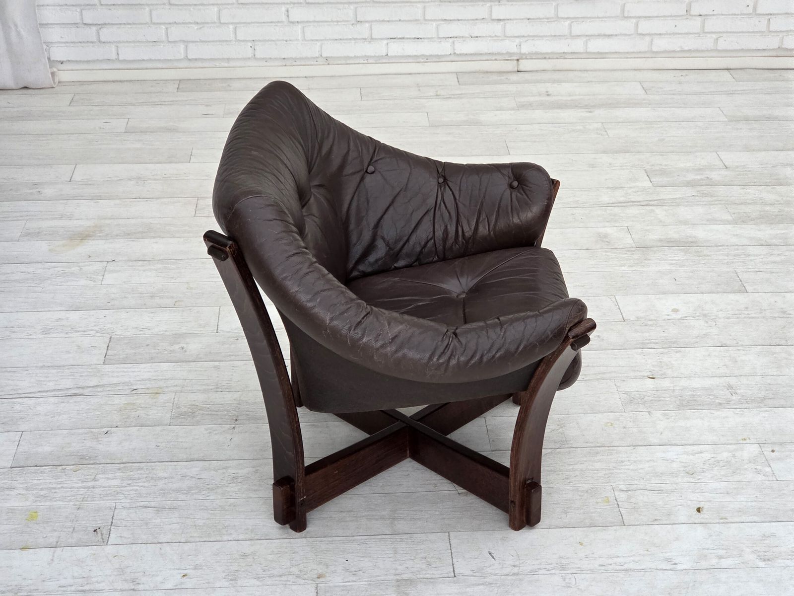photo vinterior 1970s, Scandinavian Lounge Chair, Furniture Leather, Oak Wood.