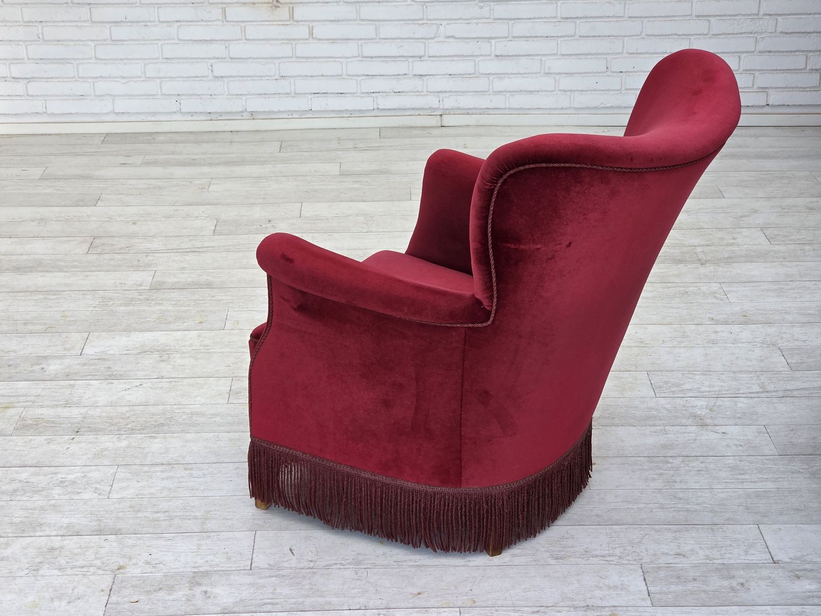 Jaren 1970, Deense Fauteuil, Kersrood Meubelvelours, Eikenhouten Poten. photo 1320.0