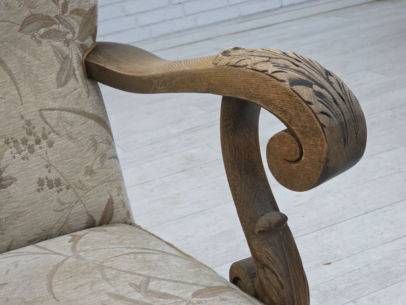 photo vintage 1960s, Danish Armchair, Beige/Brown Furniture Fabric, Carved Oak Wood.
