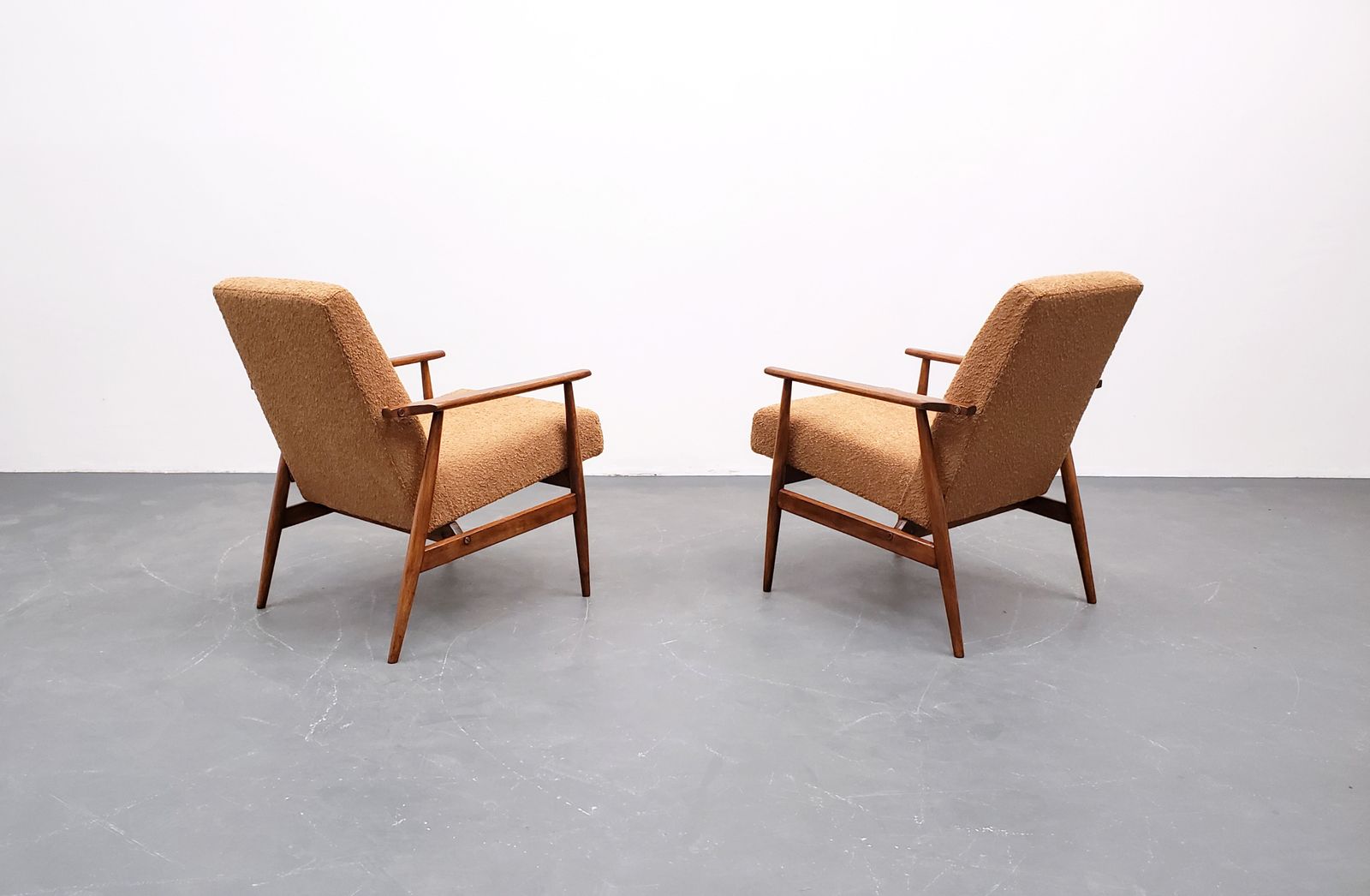 Set Of Two   1960 Henryk Lis Armchairs In Mocha Mousse Boucle photo Furniture